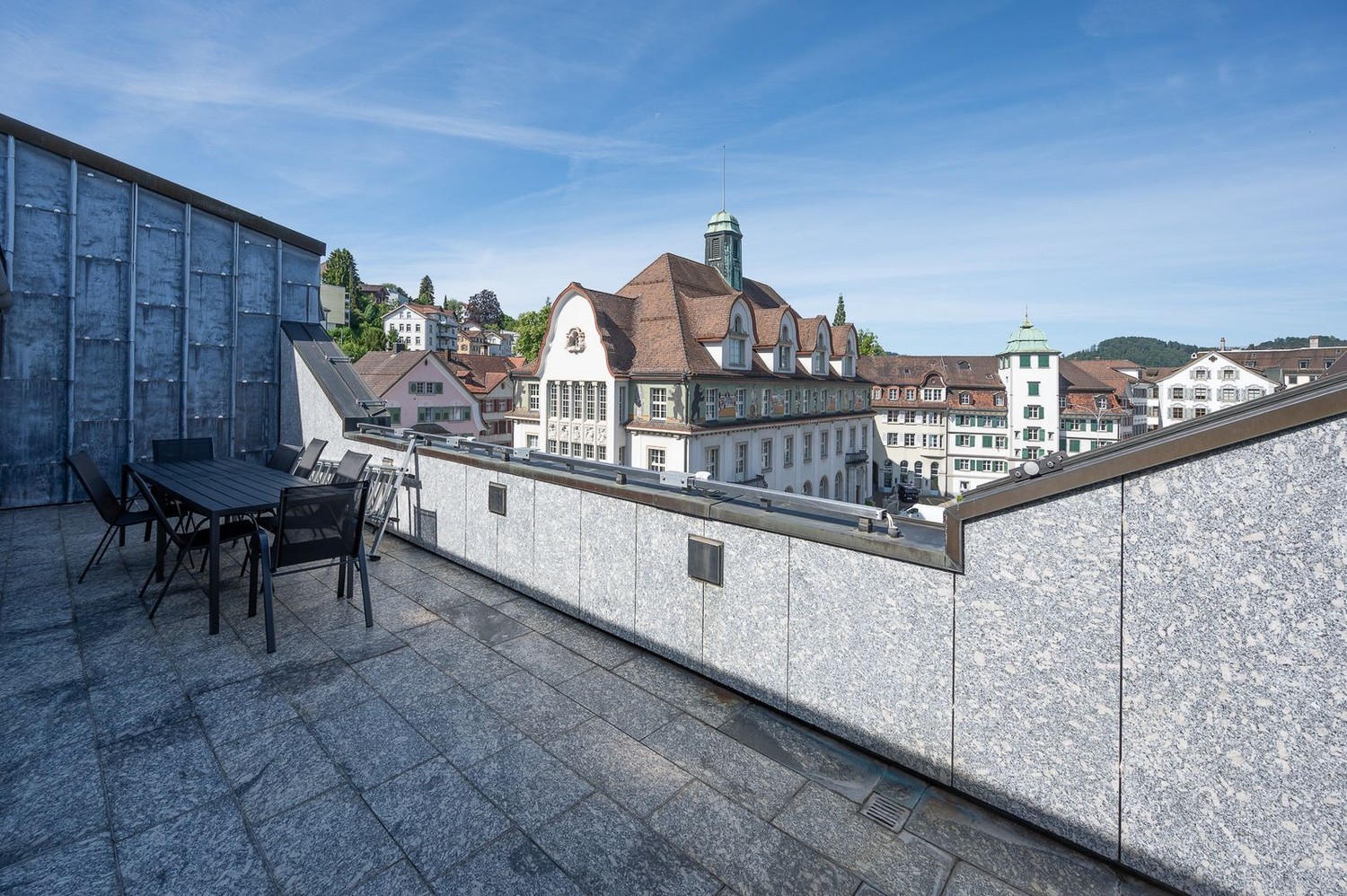 100m² commercial