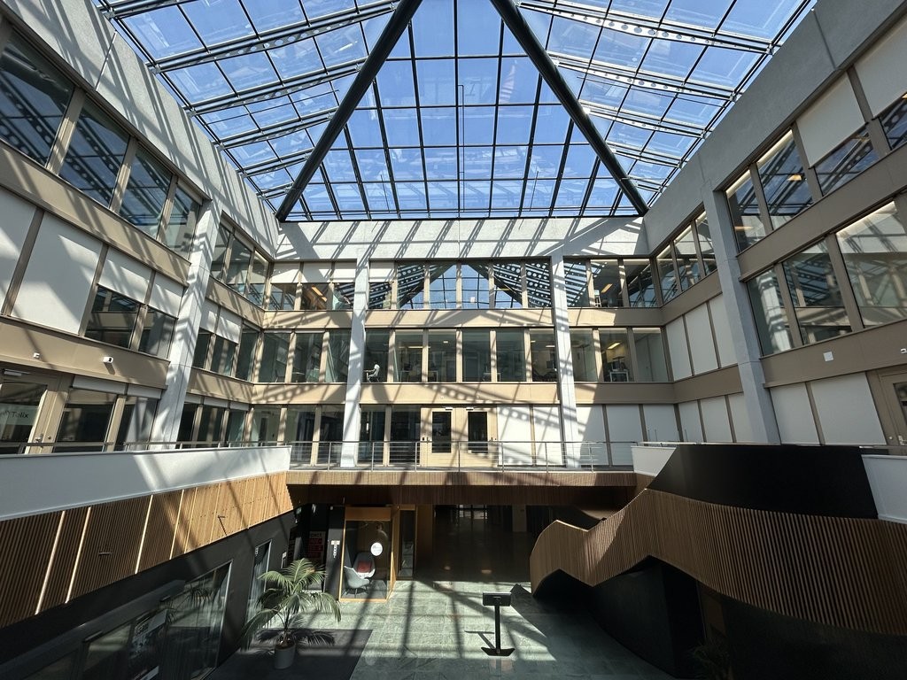 198m² Büro
Fläche von 198 m2 im Geneva Business Center in Lancy
Gelegen 10 Minuten von der Autobahnausfahrt entfernt und 5 Minuten zu Fuss von der Tramstation "les Esserts"
Das Geneva Business Center bietet zahlreiche Dienstleistungen an, unter anderem Facility Management, Empfangs- und Postservi, Foto 2 von 8