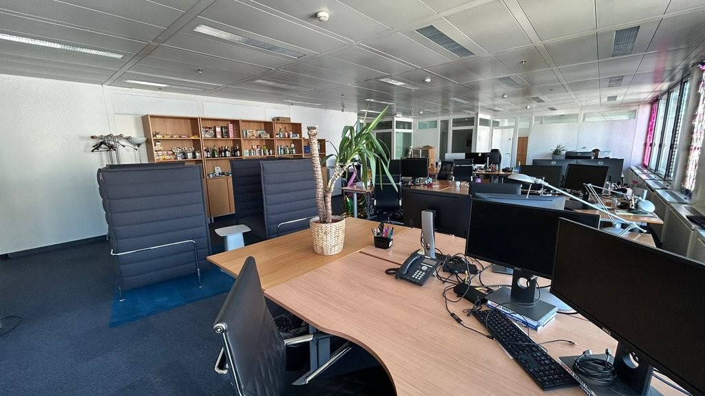 198m² Büro
Fläche von 198 m2 im Geneva Business Center in Lancy
Gelegen 10 Minuten von der Autobahnausfahrt entfernt und 5 Minuten zu Fuss von der Tramstation "les Esserts"
Das Geneva Business Center bietet zahlreiche Dienstleistungen an, unter anderem Facility Management, Empfangs- und Postservi, Foto 8 von 8