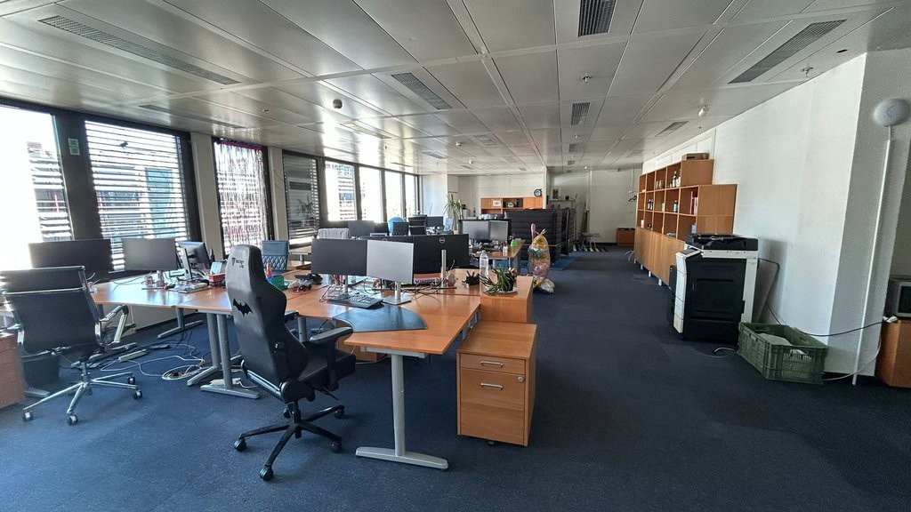 198m² Büro
Fläche von 198 m2 im Geneva Business Center in Lancy
Gelegen 10 Minuten von der Autobahnausfahrt entfernt und 5 Minuten zu Fuss von der Tramstation "les Esserts"
Das Geneva Business Center bietet zahlreiche Dienstleistungen an, unter anderem Facility Management, Empfangs- und Postservi, Foto 4 von 8