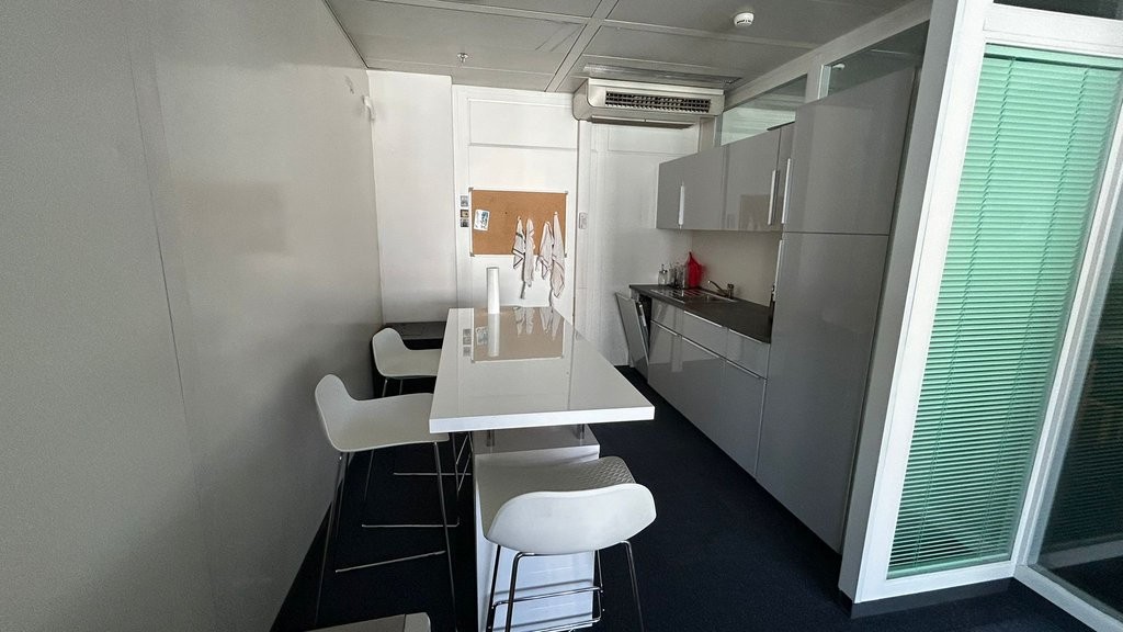 198m² Büro
Fläche von 198 m2 im Geneva Business Center in Lancy
Gelegen 10 Minuten von der Autobahnausfahrt entfernt und 5 Minuten zu Fuss von der Tramstation "les Esserts"
Das Geneva Business Center bietet zahlreiche Dienstleistungen an, unter anderem Facility Management, Empfangs- und Postservi, Foto 6 von 8