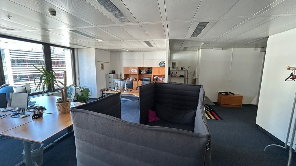 198m² Büro
Fläche von 198 m2 im Geneva Business Center in Lancy
Gelegen 10 Minuten von der Autobahnausfahrt entfernt und 5 Minuten zu Fuss von der Tramstation "les Esserts"
Das Geneva Business Center bietet zahlreiche Dienstleistungen an, unter anderem Facility Management, Empfangs- und Postservi, Foto 7 von 8
