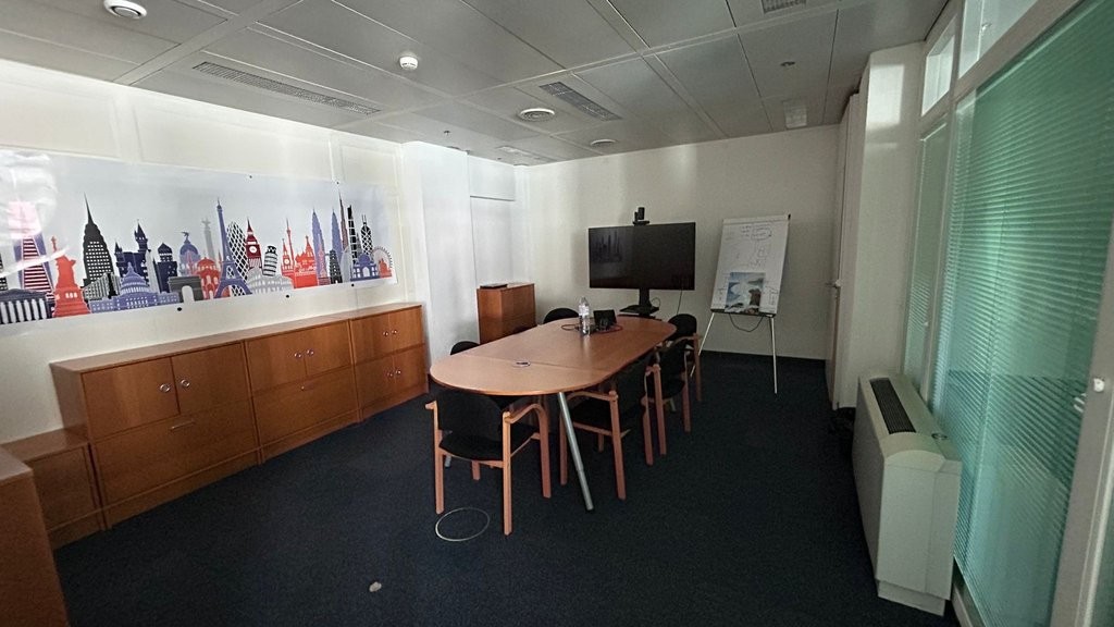 198m² Büro
Fläche von 198 m2 im Geneva Business Center in Lancy
Gelegen 10 Minuten von der Autobahnausfahrt entfernt und 5 Minuten zu Fuss von der Tramstation "les Esserts"
Das Geneva Business Center bietet zahlreiche Dienstleistungen an, unter anderem Facility Management, Empfangs- und Postservi, Foto 5 von 8