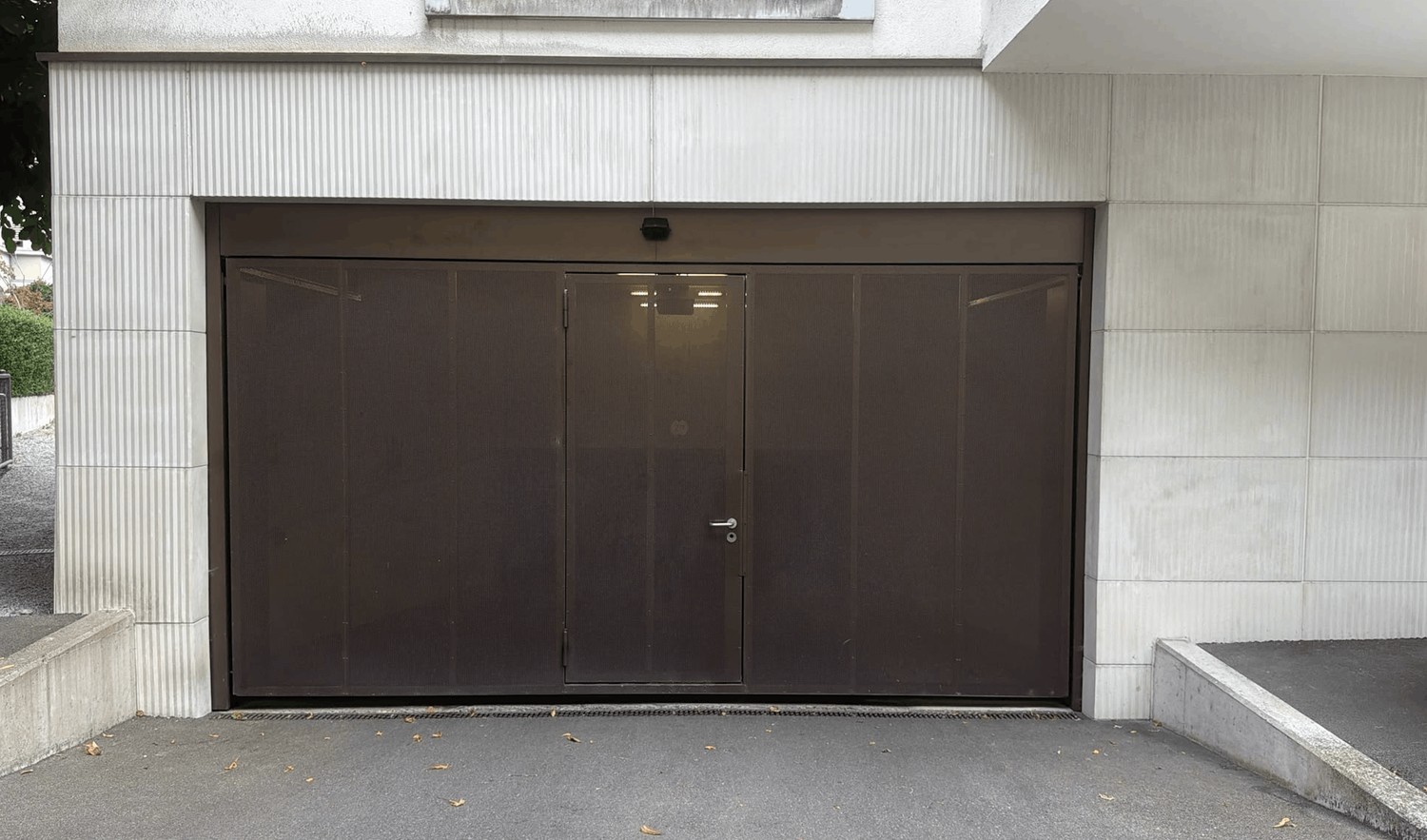 Place de parc souterrain

Nous louons immédiatement ou à convenir une place de stationnement dans un garage sécurisé à la Dufourstrasse 57, 8008 Zürich (Seefeld).  
  
Loyer : CHF 350.-/mois plus 8.1% TVA.  
  
Intéressé ? Nous nous réjouissons de votre prise de contact. Nous restons à votre entière