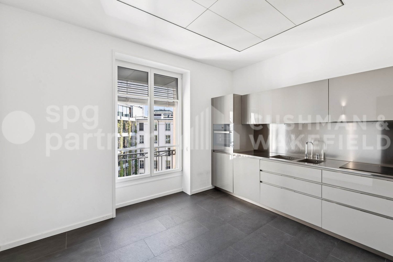 335m² office
