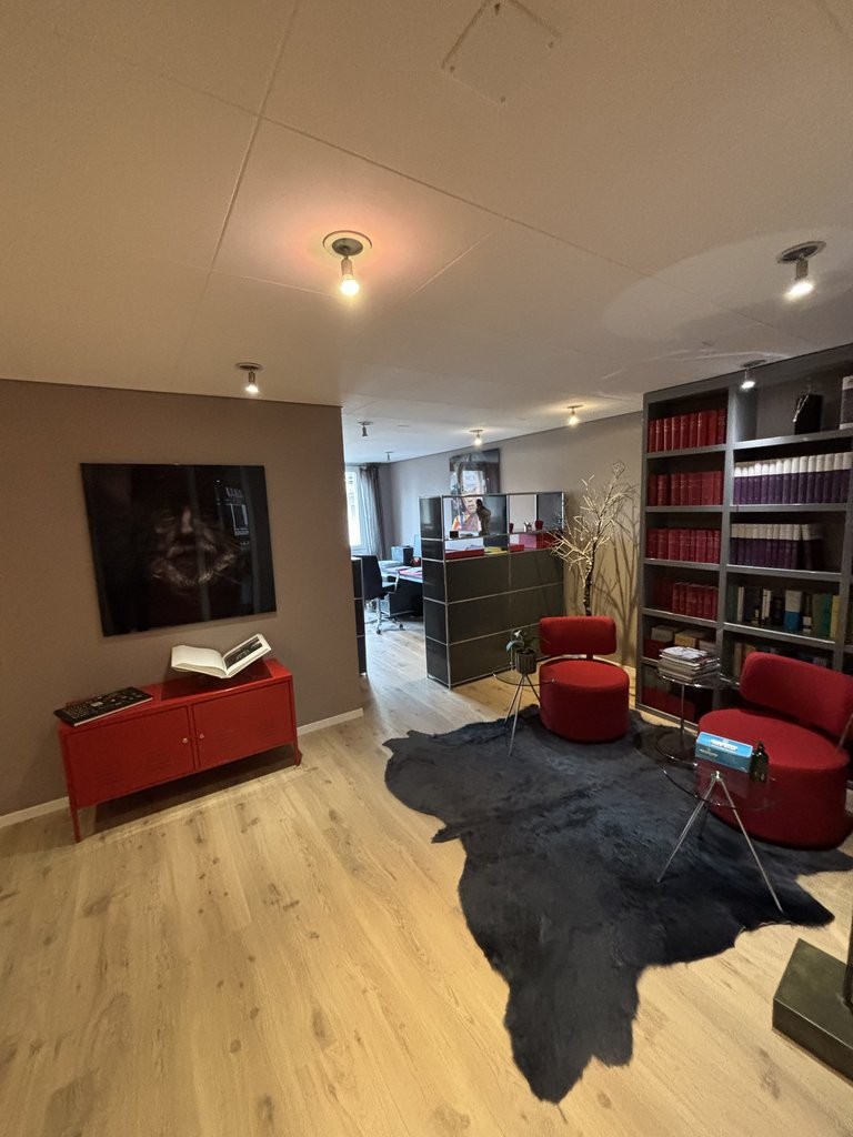 154m² Büro, Foto 1 von 9