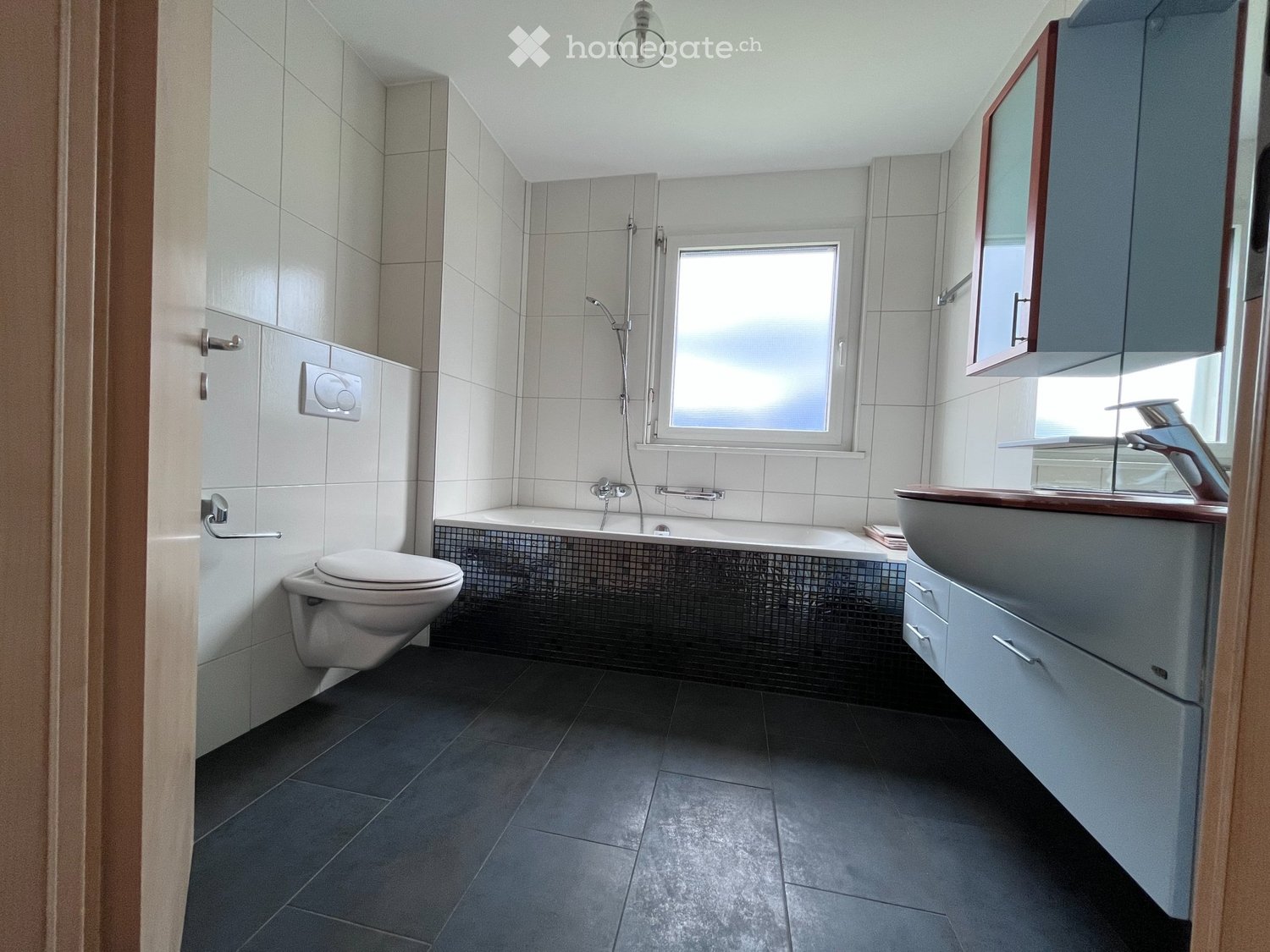 5 rooms apartment
