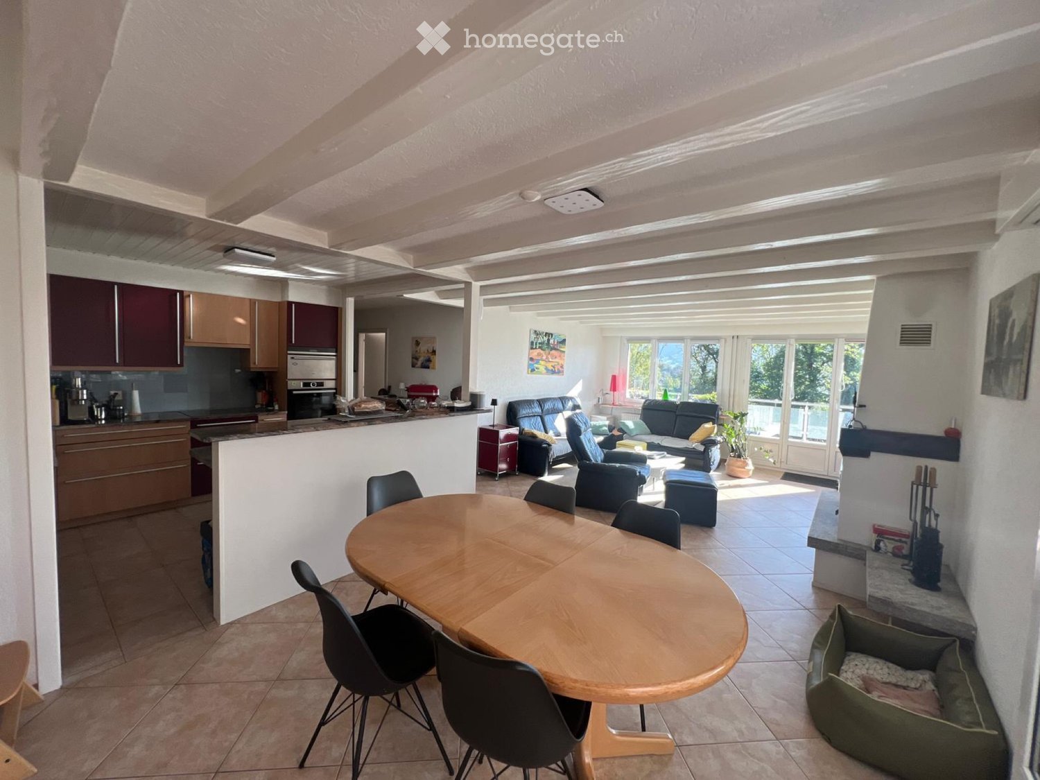 Wohnung in Villa zu vermieten, schnell verfügbar. Wohn-Esszimmer offen zur Küche mit Kamin mit Einsatz. Voll ausgestattete Küche. Drei Schlafzimmer. Badezimmer mit Badewanne. Separates Duschbad-WC mit Waschmaschine. Parkplatz., Foto 2 von 5