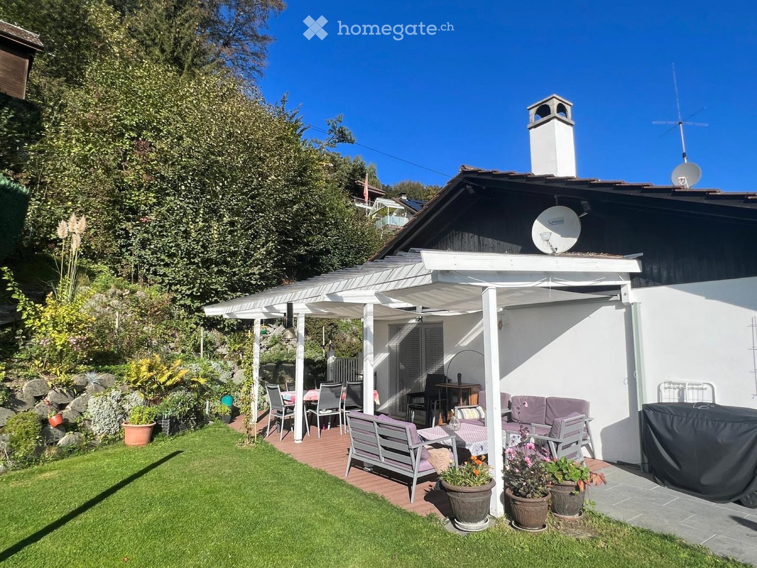 Wohnung in Villa zu vermieten, schnell verfügbar. Wohn-Esszimmer offen zur Küche mit Kamin mit Einsatz. Voll ausgestattete Küche. Drei Schlafzimmer. Badezimmer mit Badewanne. Separates Duschbad-WC mit Waschmaschine. Parkplatz., Foto 1 von 5