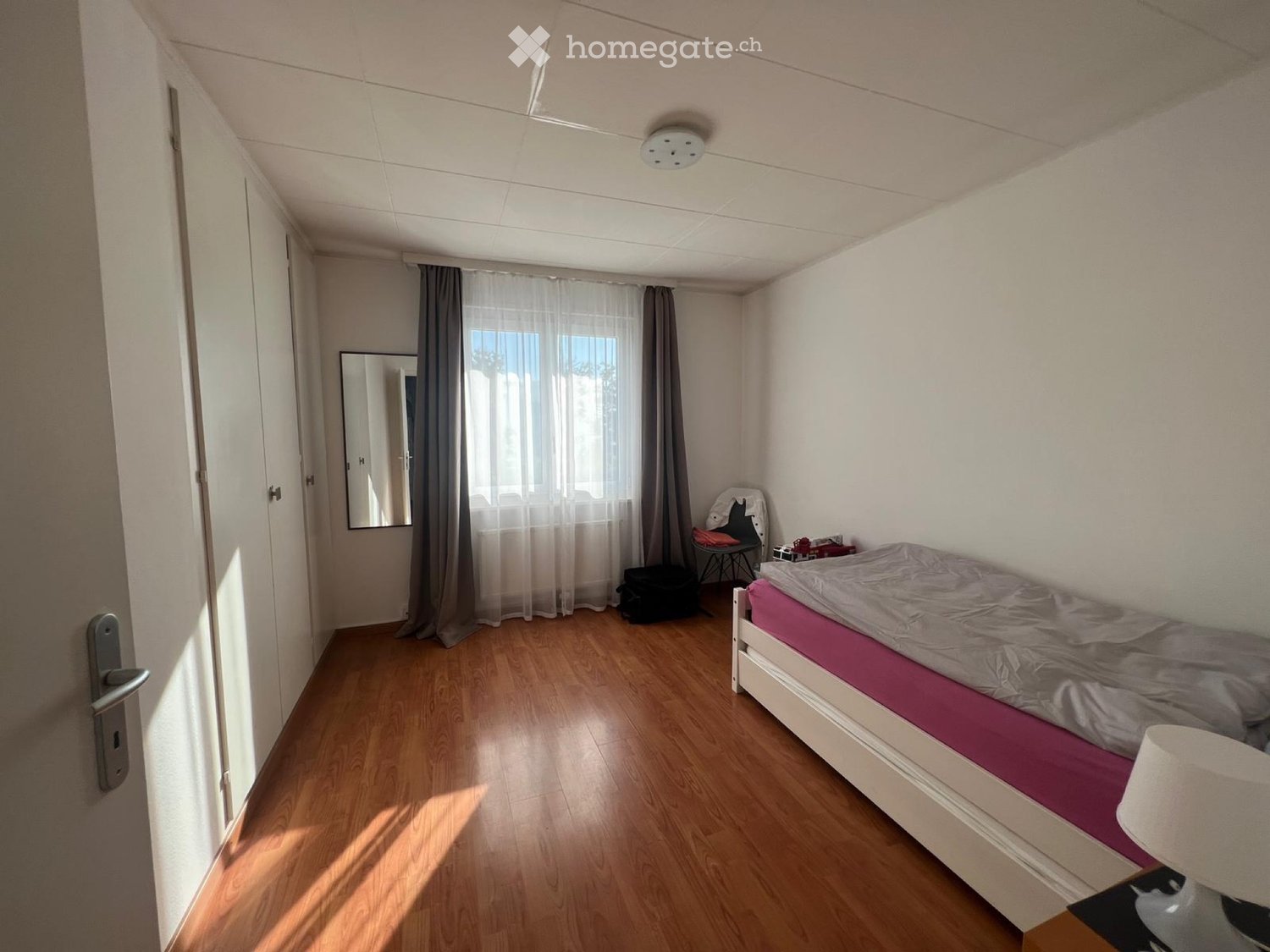 Wohnung in Villa zu vermieten, schnell verfügbar. Wohn-Esszimmer offen zur Küche mit Kamin mit Einsatz. Voll ausgestattete Küche. Drei Schlafzimmer. Badezimmer mit Badewanne. Separates Duschbad-WC mit Waschmaschine. Parkplatz., Foto 5 von 5