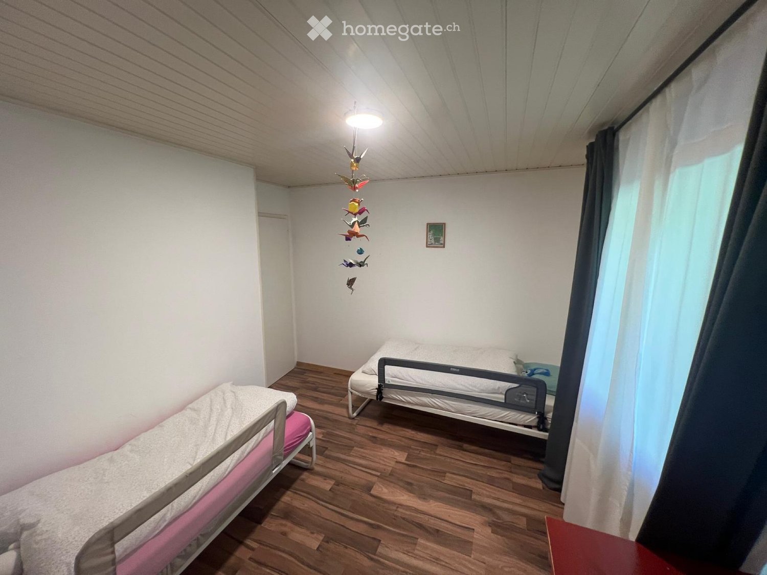 Wohnung in Villa zu vermieten, schnell verfügbar. Wohn-Esszimmer offen zur Küche mit Kamin mit Einsatz. Voll ausgestattete Küche. Drei Schlafzimmer. Badezimmer mit Badewanne. Separates Duschbad-WC mit Waschmaschine. Parkplatz., Foto 3 von 5