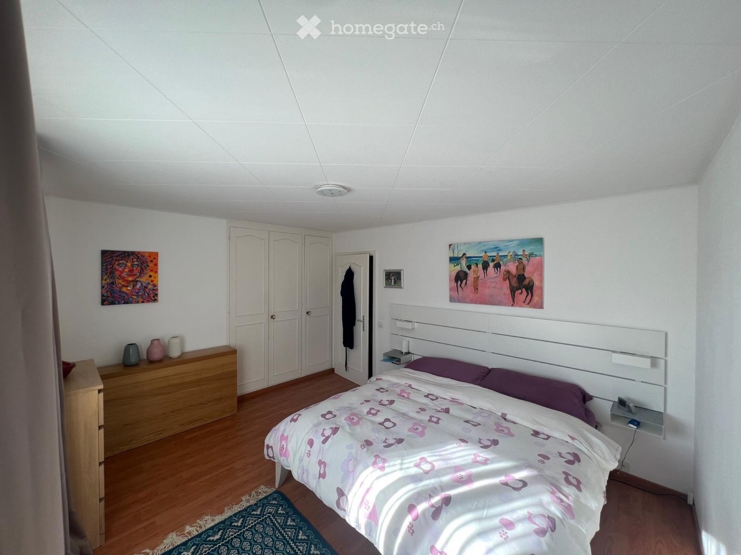 Wohnung in Villa zu vermieten, schnell verfügbar. Wohn-Esszimmer offen zur Küche mit Kamin mit Einsatz. Voll ausgestattete Küche. Drei Schlafzimmer. Badezimmer mit Badewanne. Separates Duschbad-WC mit Waschmaschine. Parkplatz., Foto 4 von 5