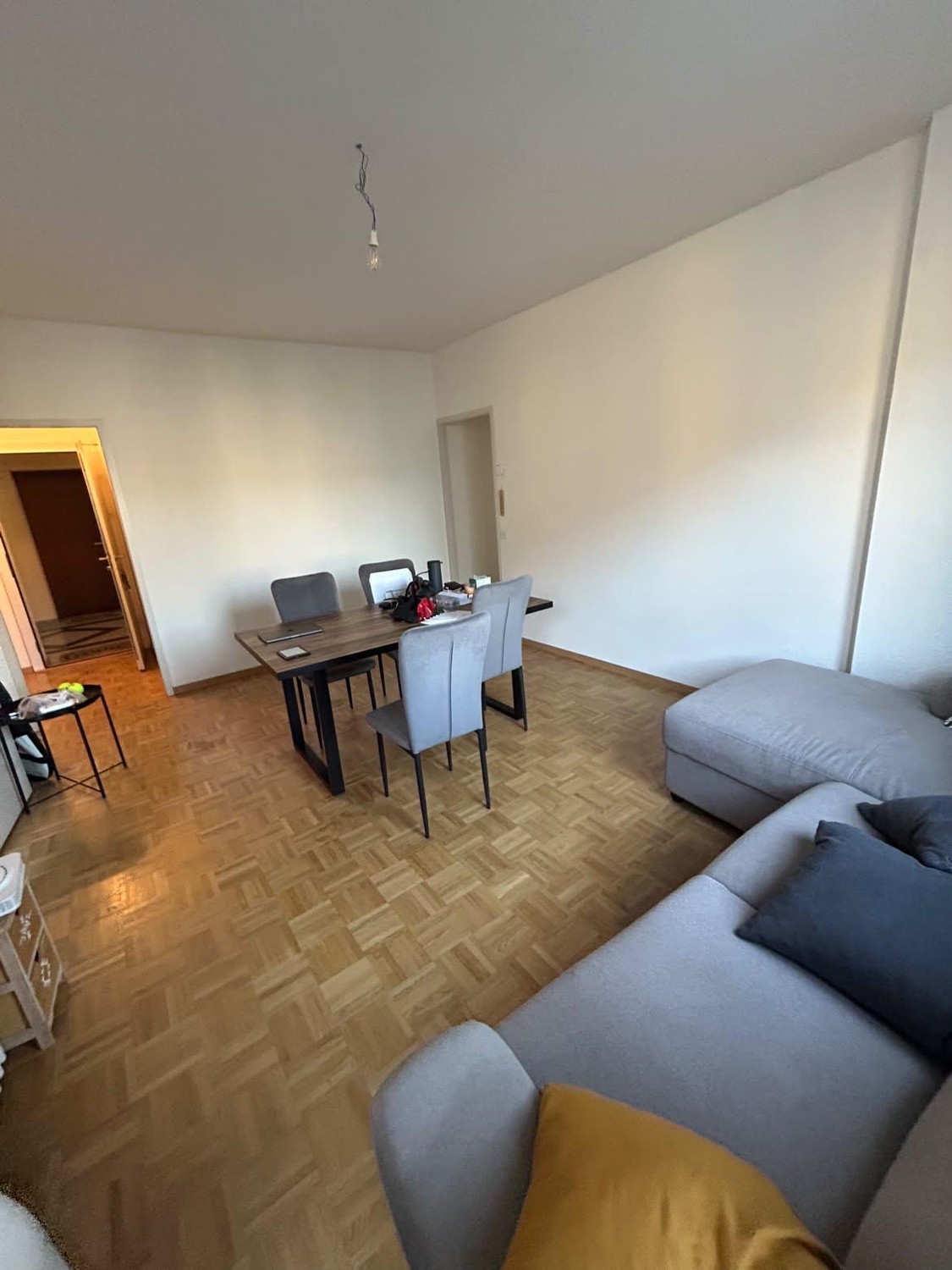 3 ½ Zimmer-Wohnung
3,5 Zimmer – 3. Etage
CHF 2’346.– inkl. Nebenkosten
Parkplatz obligatorisch: CHF 180.–
Verfügbar ab dem 15.10.2026
Provision bei Zuteilung zu erwarten., Foto 5 von 10