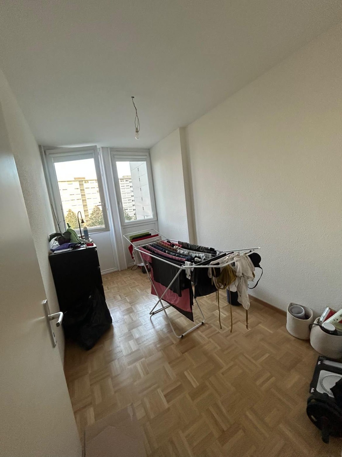 3 ½ Zimmer-Wohnung
3,5 Zimmer – 3. Etage
CHF 2’346.– inkl. Nebenkosten
Parkplatz obligatorisch: CHF 180.–
Verfügbar ab dem 15.10.2026
Provision bei Zuteilung zu erwarten., Foto 9 von 10