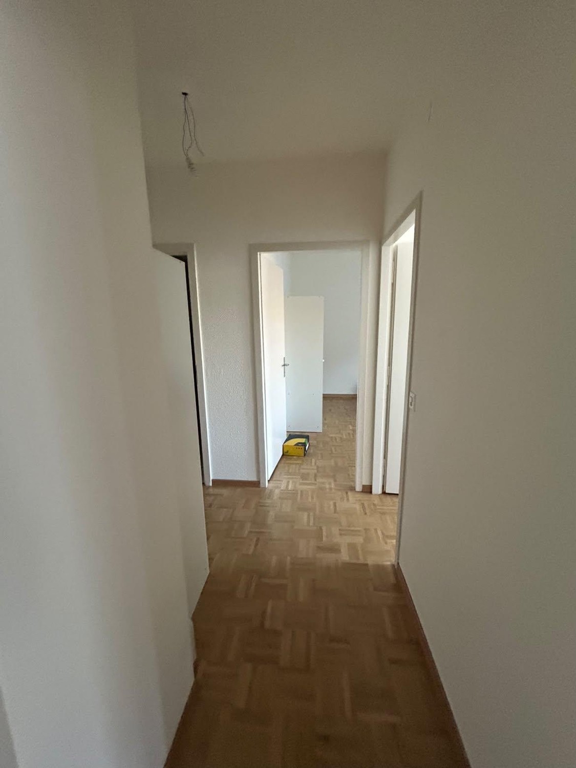 3 ½ Zimmer-Wohnung
3,5 Zimmer – 3. Etage
CHF 2’346.– inkl. Nebenkosten
Parkplatz obligatorisch: CHF 180.–
Verfügbar ab dem 15.10.2026
Provision bei Zuteilung zu erwarten., Foto 4 von 10