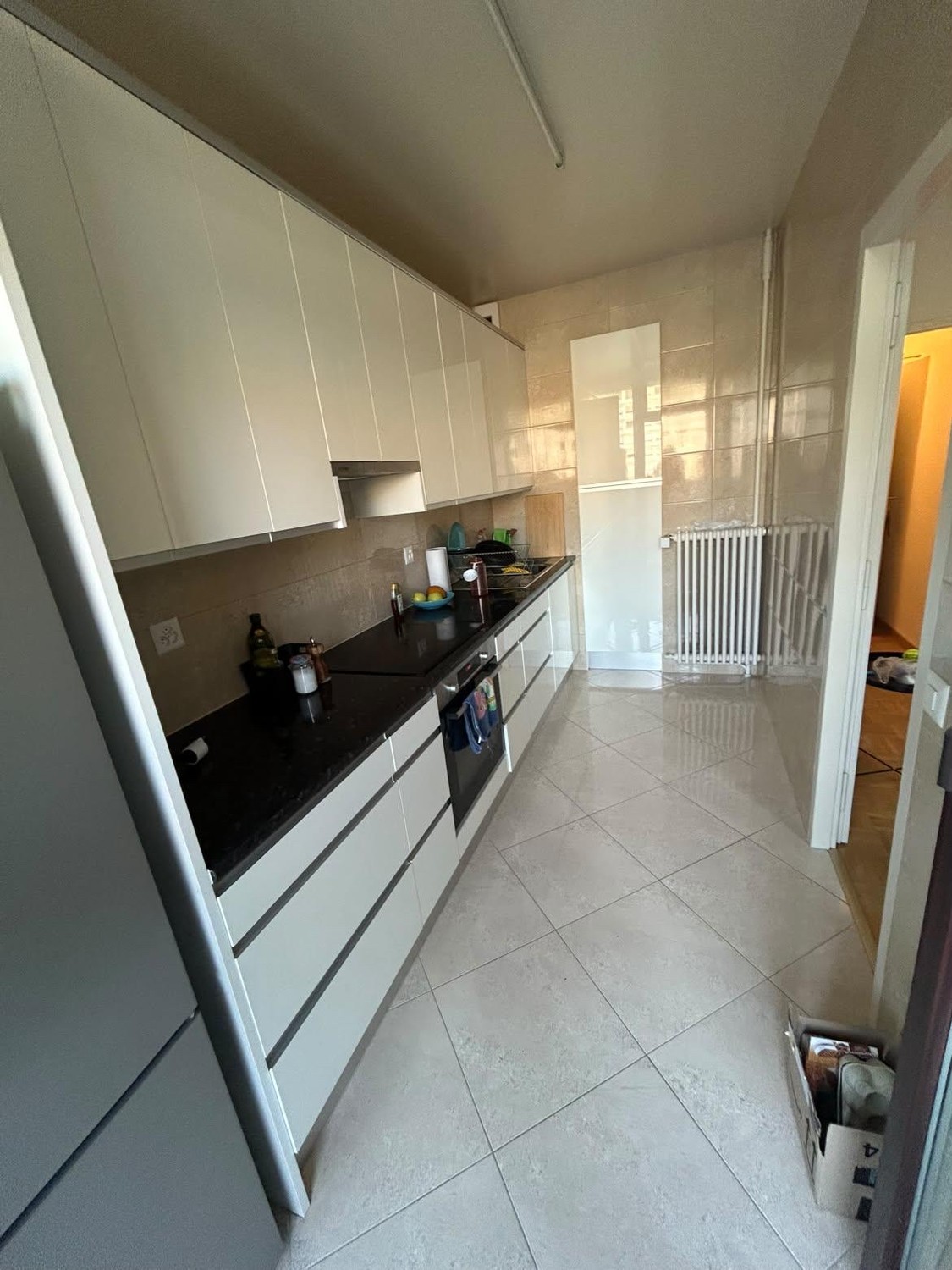 3 ½ Zimmer-Wohnung
3,5 Zimmer – 3. Etage
CHF 2’346.– inkl. Nebenkosten
Parkplatz obligatorisch: CHF 180.–
Verfügbar ab dem 15.10.2026
Provision bei Zuteilung zu erwarten., Foto 3 von 10