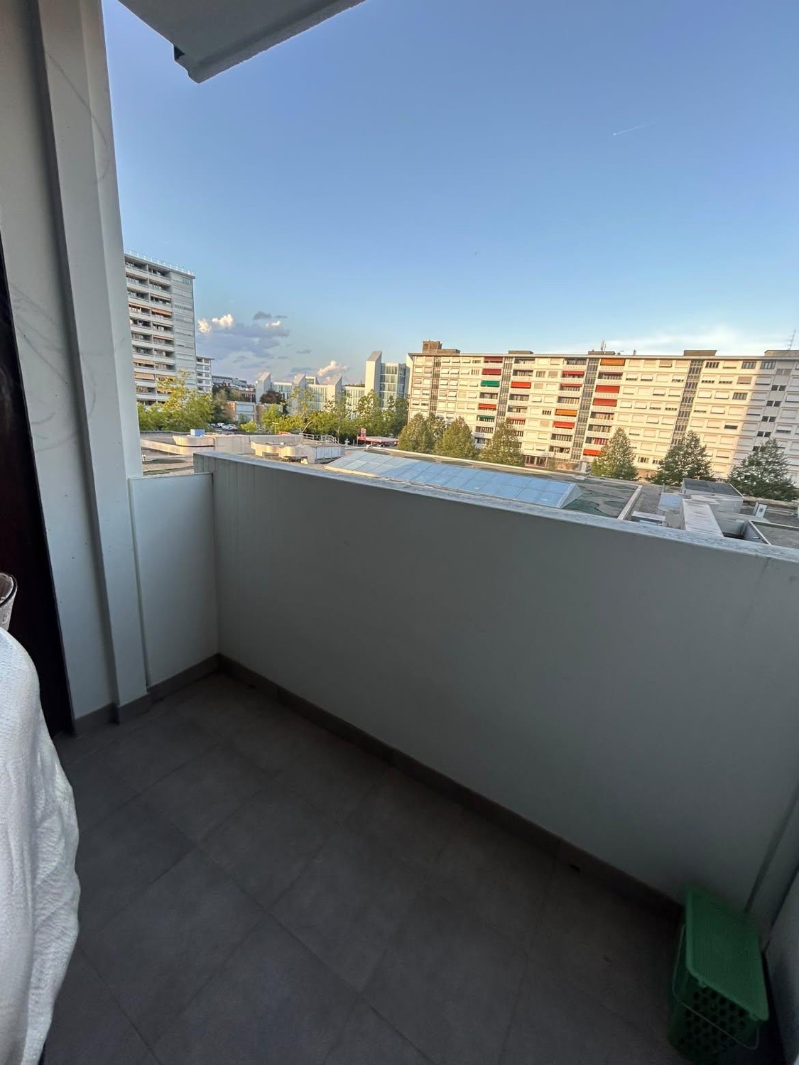 3 ½ Zimmer-Wohnung
3,5 Zimmer – 3. Etage
CHF 2’346.– inkl. Nebenkosten
Parkplatz obligatorisch: CHF 180.–
Verfügbar ab dem 15.10.2026
Provision bei Zuteilung zu erwarten., Foto 1 von 10