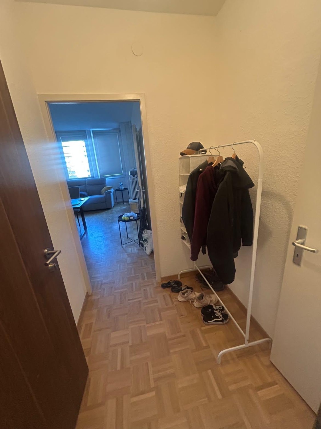 3 ½ Zimmer-Wohnung
3,5 Zimmer – 3. Etage
CHF 2’346.– inkl. Nebenkosten
Parkplatz obligatorisch: CHF 180.–
Verfügbar ab dem 15.10.2026
Provision bei Zuteilung zu erwarten., Foto 7 von 10