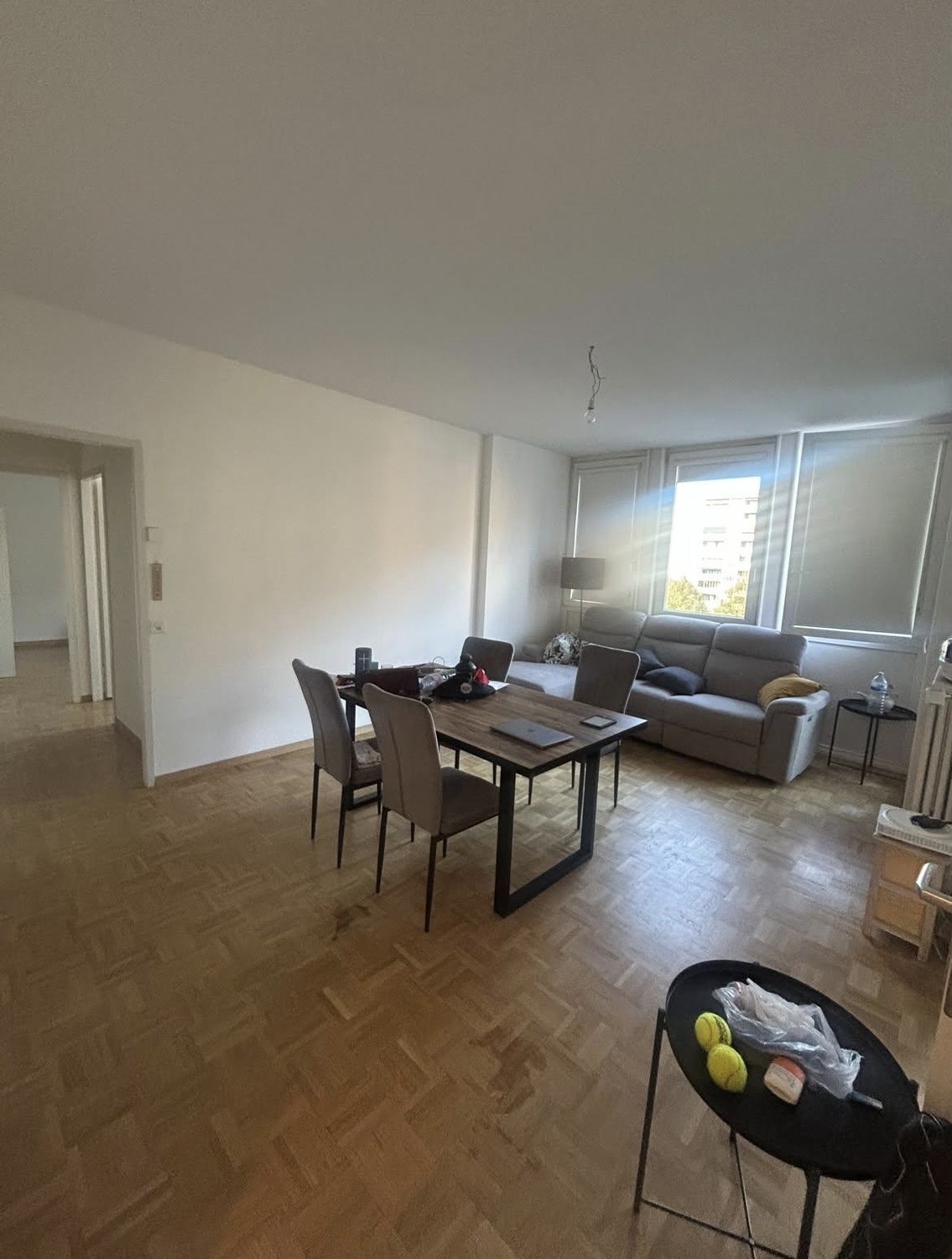 3 ½ Zimmer-Wohnung
3,5 Zimmer – 3. Etage
CHF 2’346.– inkl. Nebenkosten
Parkplatz obligatorisch: CHF 180.–
Verfügbar ab dem 15.10.2026
Provision bei Zuteilung zu erwarten., Foto 2 von 10