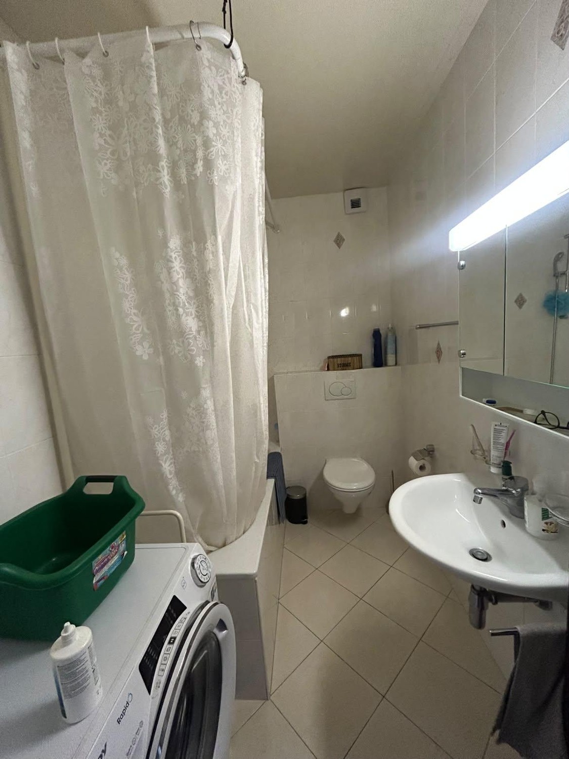 3 ½ Zimmer-Wohnung
3,5 Zimmer – 3. Etage
CHF 2’346.– inkl. Nebenkosten
Parkplatz obligatorisch: CHF 180.–
Verfügbar ab dem 15.10.2026
Provision bei Zuteilung zu erwarten., Foto 6 von 10
