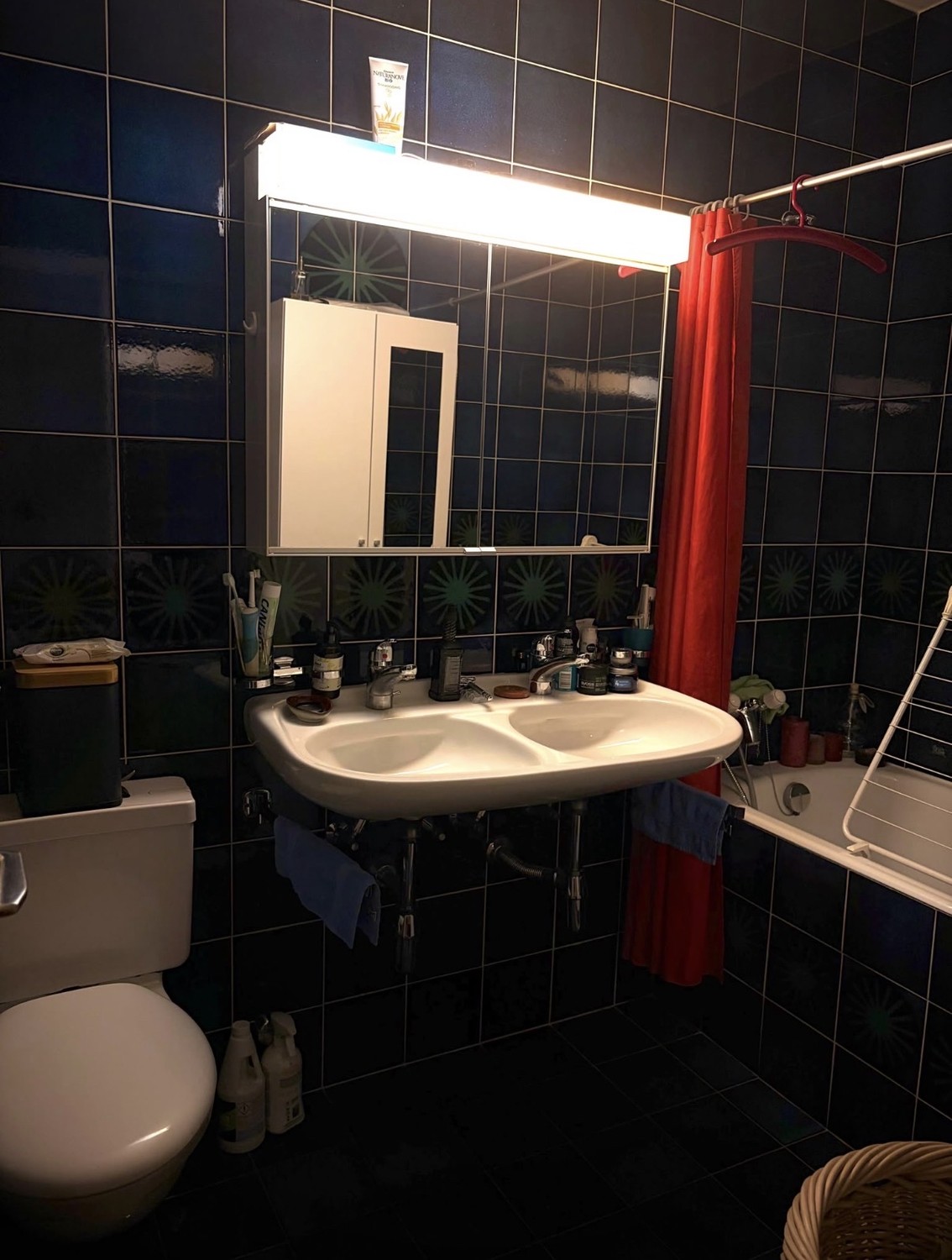 Zimmer in einer Wohngemeinschaft
Ich suche jemanden, der mein Zimmer in einer Wohngemeinschaft in Champel, Genf, übernimmt. Das Zimmer ist ab sofort verfügbar, mit der Möglichkeit, jederzeit einzuziehen.
Das Zimmer ist ca. 16 m² groß und verfügt über ein eigenes privates Badezimmer sowie einen pri, Foto 5 von 5