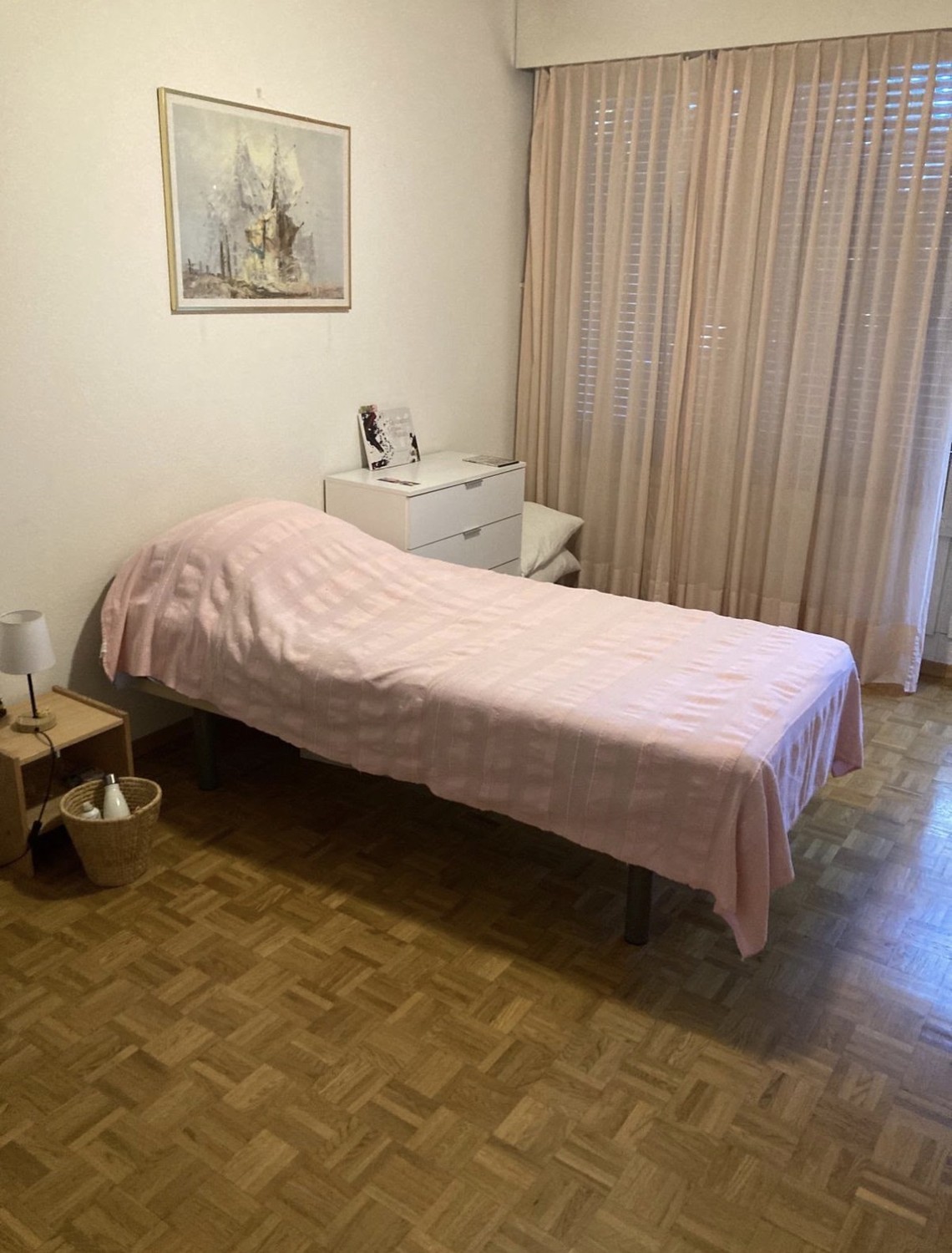 Zimmer in einer Wohngemeinschaft
Ich suche jemanden, der mein Zimmer in einer Wohngemeinschaft in Champel, Genf, übernimmt. Das Zimmer ist ab sofort verfügbar, mit der Möglichkeit, jederzeit einzuziehen.
Das Zimmer ist ca. 16 m² groß und verfügt über ein eigenes privates Badezimmer sowie einen pri, Foto 2 von 5