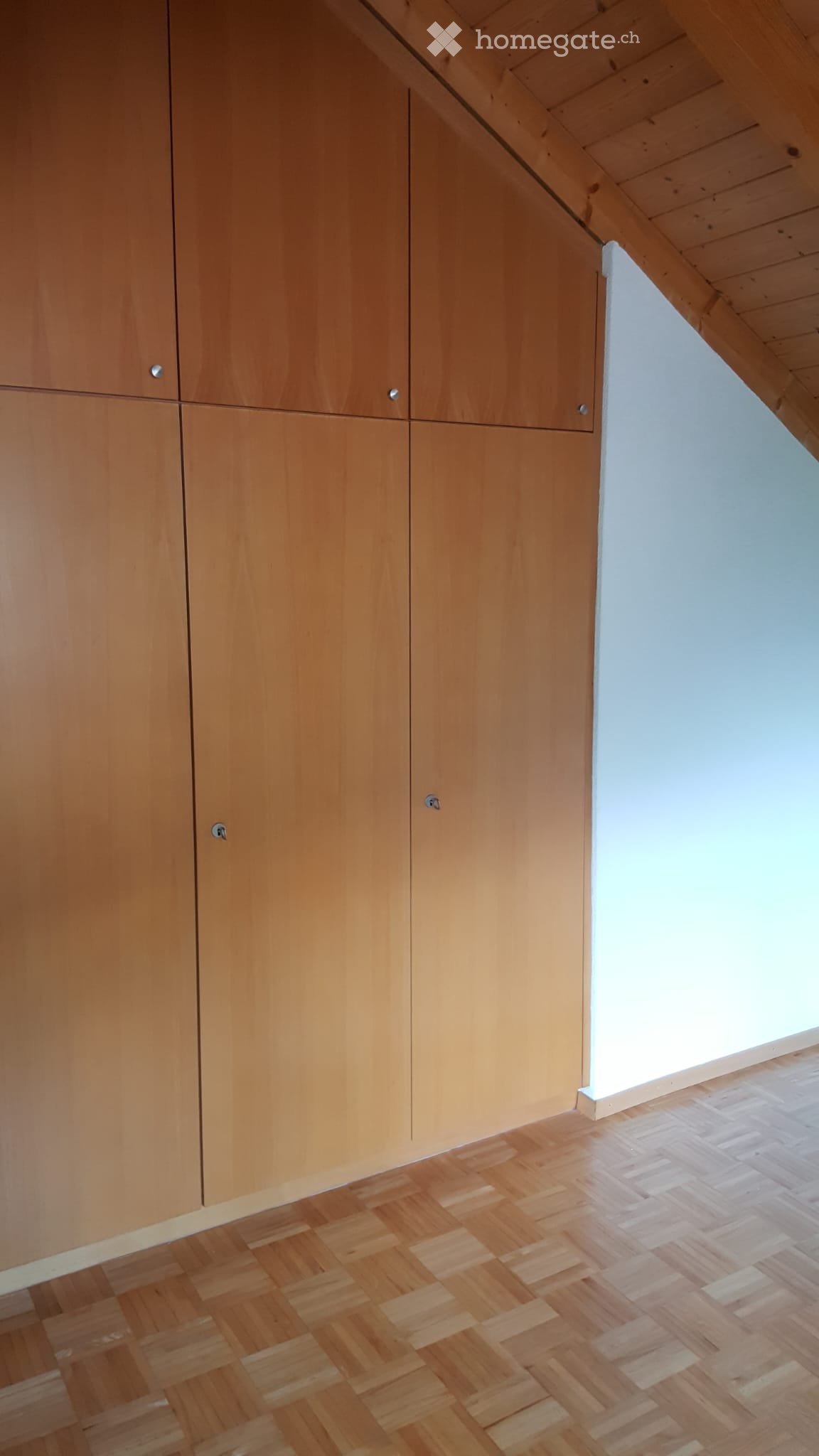 2 ½ Zimmer Wohnung
2.5-Zimmer-Wohnung im Zentrum des Dorfes Troistorrents gelegen
Wohnküche / 1 Schlafzimmer / 1 Badezimmer / 1 Mezzanin
Preis CHF 1'200.00 inklusive Nebenkosten (ohne Tiere)
Frei nach Vereinbarung oder ab dem 1. Januar 2027
Tél. no 079/614.53.21, Foto 4 von 5
