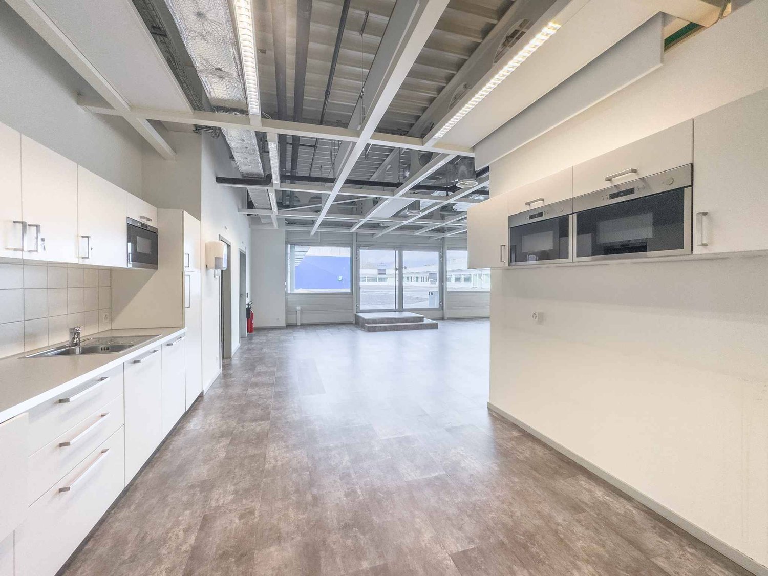 903m² office