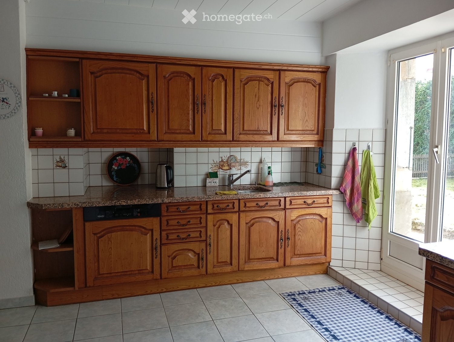 5 ½ Zimmer Wohnung
5,5-Zimmer-Wohnung, Erdgeschoss (mit Terrasse, kleinem Garten) und 1. Stock.
Aussenparkplätze verfügbar (ca. 4 Plätze).
Nichtraucherwohnung. Keine Hunde erlaubt. (Katzen willkommen).
Im Erdgeschoss: ein Eingangsbereich, der zur Wohnung, zu einem Keller und zur Waschmaschine fü, Foto 4 von 5