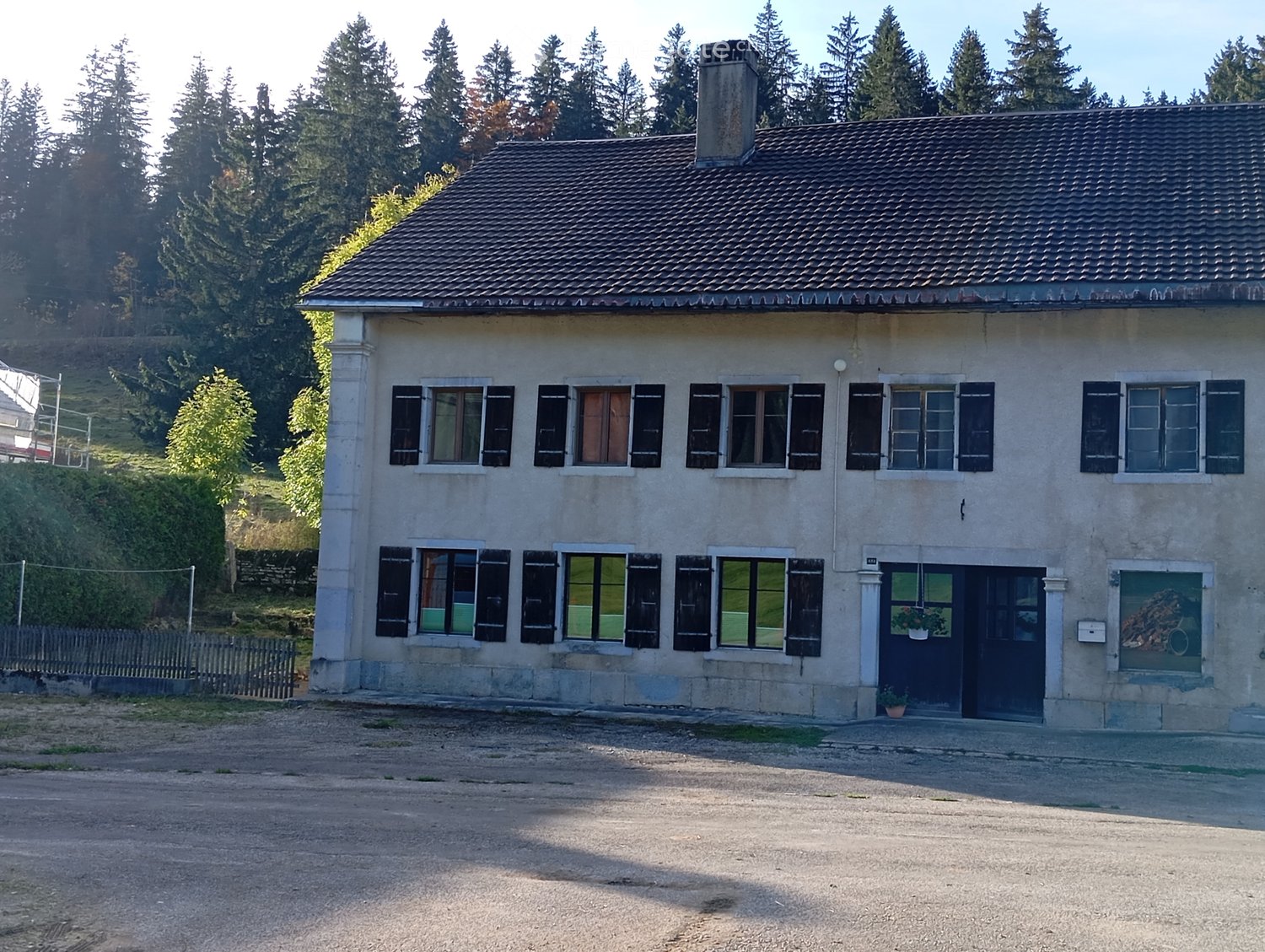 5 ½ Zimmer Wohnung
5,5-Zimmer-Wohnung, Erdgeschoss (mit Terrasse, kleinem Garten) und 1. Stock.
Aussenparkplätze verfügbar (ca. 4 Plätze).
Nichtraucherwohnung. Keine Hunde erlaubt. (Katzen willkommen).
Im Erdgeschoss: ein Eingangsbereich, der zur Wohnung, zu einem Keller und zur Waschmaschine fü, Foto 2 von 5