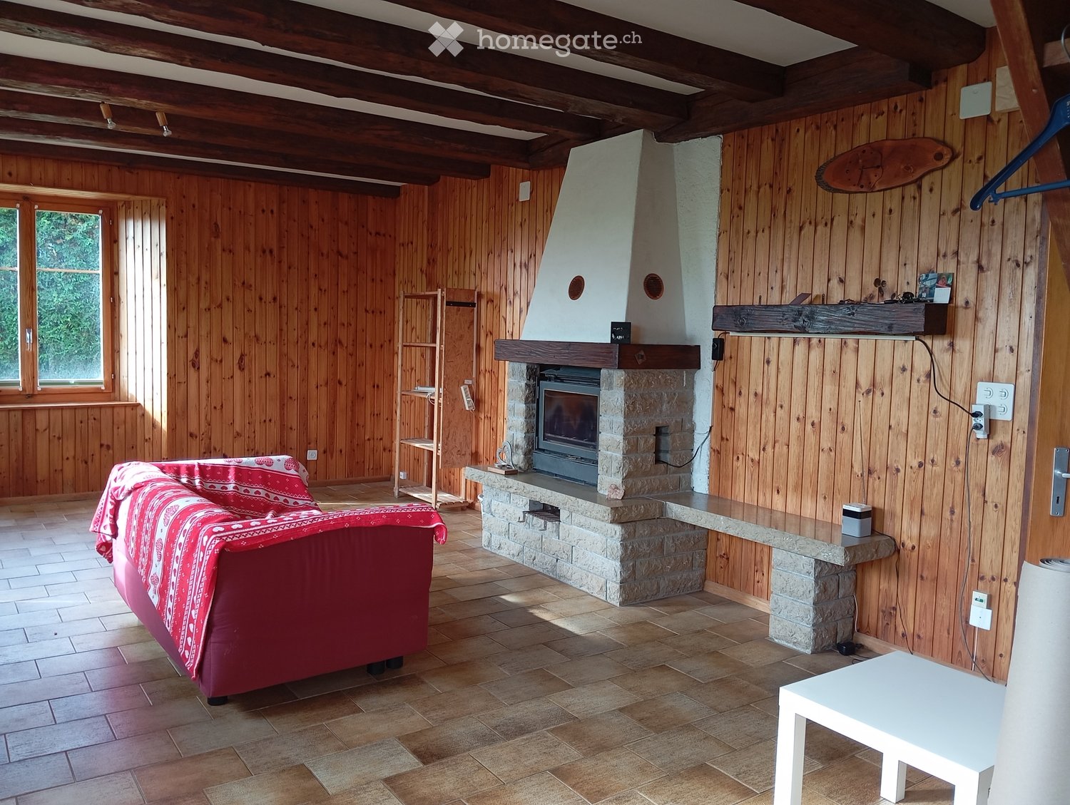 5 ½ Zimmer Wohnung
5,5-Zimmer-Wohnung, Erdgeschoss (mit Terrasse, kleinem Garten) und 1. Stock.
Aussenparkplätze verfügbar (ca. 4 Plätze).
Nichtraucherwohnung. Keine Hunde erlaubt. (Katzen willkommen).
Im Erdgeschoss: ein Eingangsbereich, der zur Wohnung, zu einem Keller und zur Waschmaschine fü, Foto 5 von 5