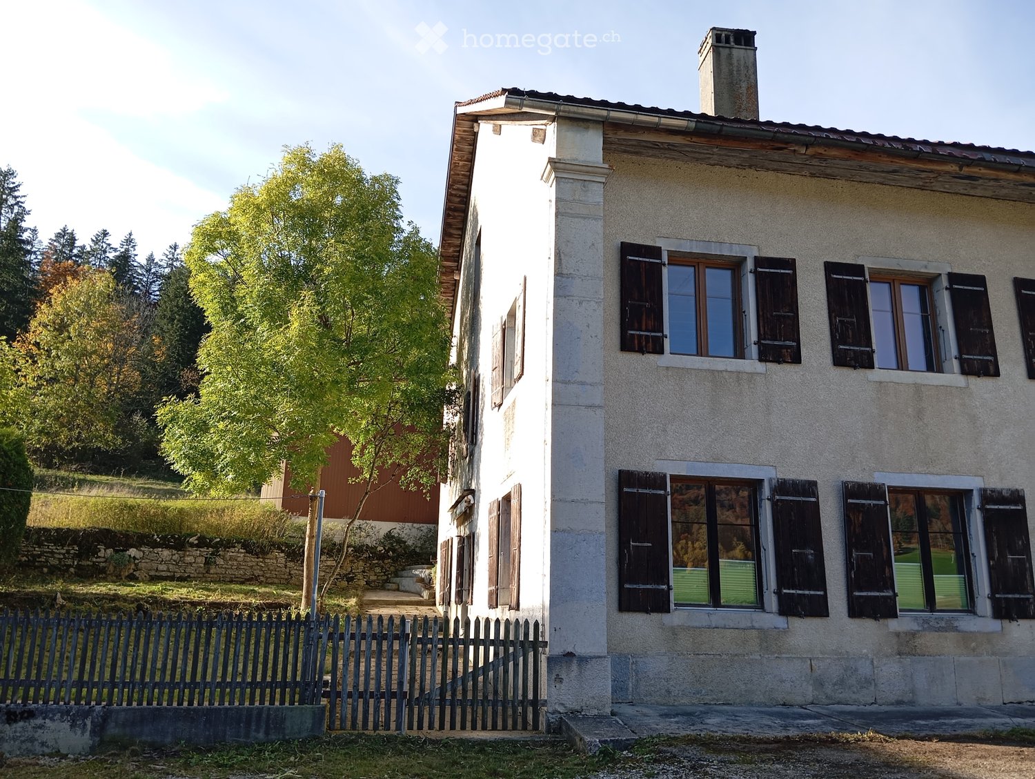 5 ½ Zimmer Wohnung
5,5-Zimmer-Wohnung, Erdgeschoss (mit Terrasse, kleinem Garten) und 1. Stock.
Aussenparkplätze verfügbar (ca. 4 Plätze).
Nichtraucherwohnung. Keine Hunde erlaubt. (Katzen willkommen).
Im Erdgeschoss: ein Eingangsbereich, der zur Wohnung, zu einem Keller und zur Waschmaschine fü, Foto 1 von 5