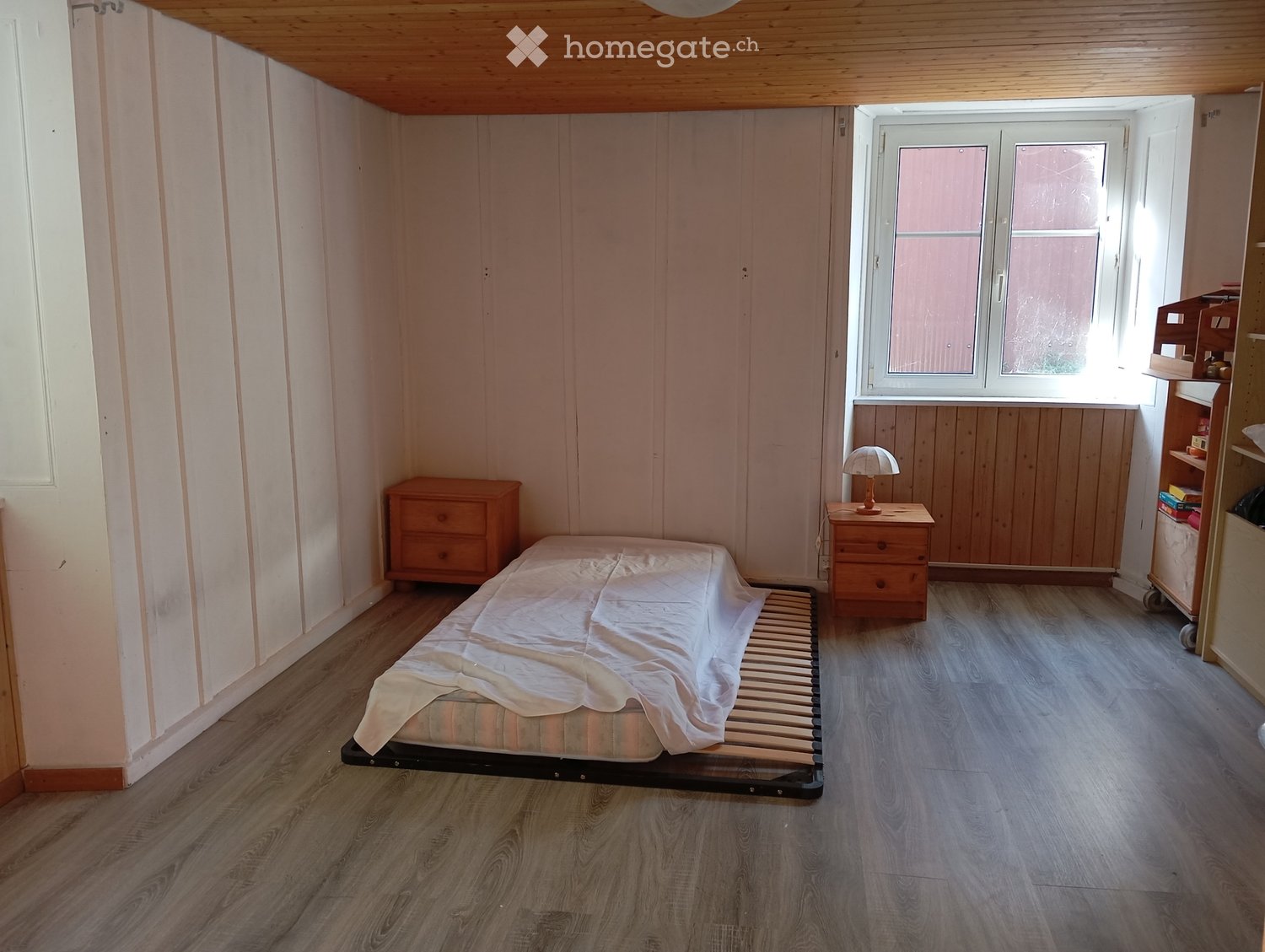 5 ½ Zimmer Wohnung
5,5-Zimmer-Wohnung, Erdgeschoss (mit Terrasse, kleinem Garten) und 1. Stock.
Aussenparkplätze verfügbar (ca. 4 Plätze).
Nichtraucherwohnung. Keine Hunde erlaubt. (Katzen willkommen).
Im Erdgeschoss: ein Eingangsbereich, der zur Wohnung, zu einem Keller und zur Waschmaschine fü, Foto 3 von 5