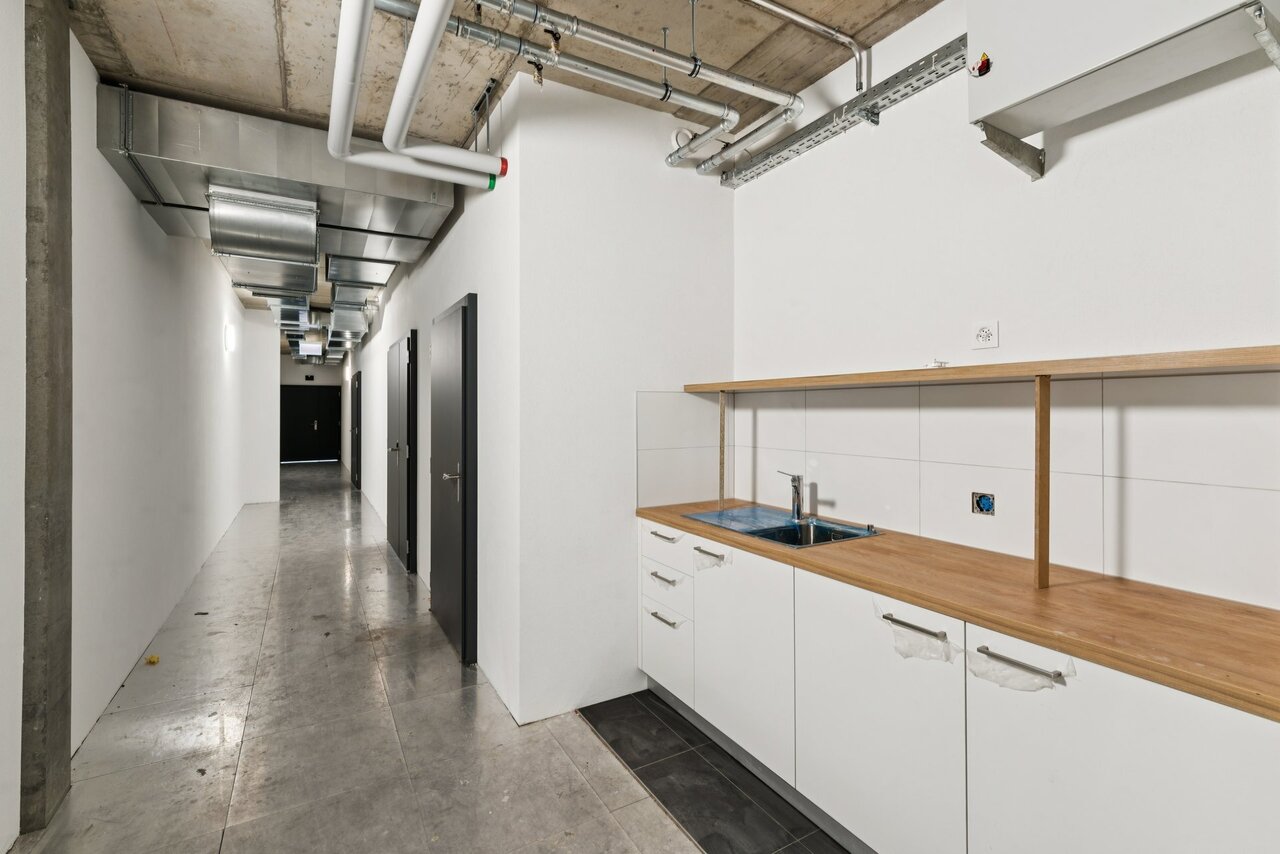 99m² workshop