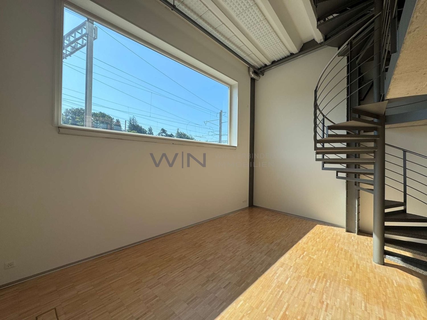 Charme industriel rencontre confort moderne à Winterthur   
  
FAITS WE   
\+ Emplacement attractif et calme pour vivre et travailler   
\+ Plan ouvert, escalier en colimaçon, beaucoup de lumière - idéal pour bureau, cabinet et home   
\+ Balcon pour respirer, 16 m2 de stockage/archives, place de pa