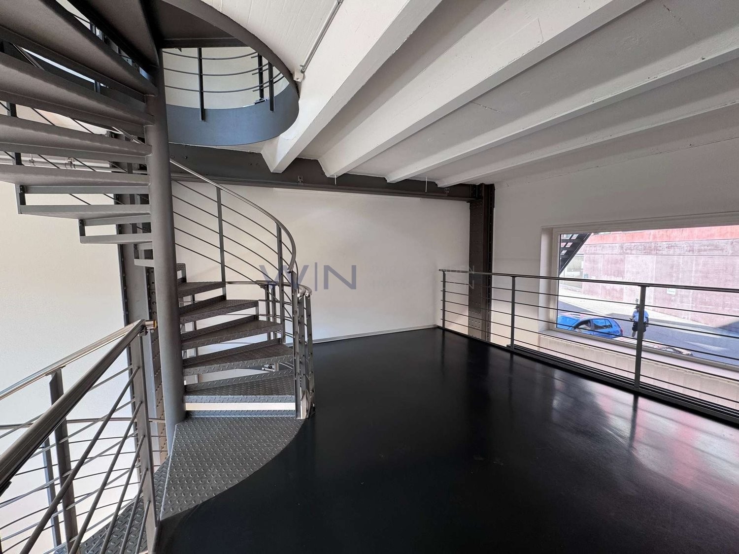 Charme industriel rencontre confort moderne à Winterthur   
  
FAITS WE   
\+ Emplacement attractif et calme pour vivre et travailler   
\+ Plan ouvert, escalier en colimaçon, beaucoup de lumière - idéal pour bureau, cabinet et home   
\+ Balcon pour respirer, 16 m2 de stockage/archives, place de pa
