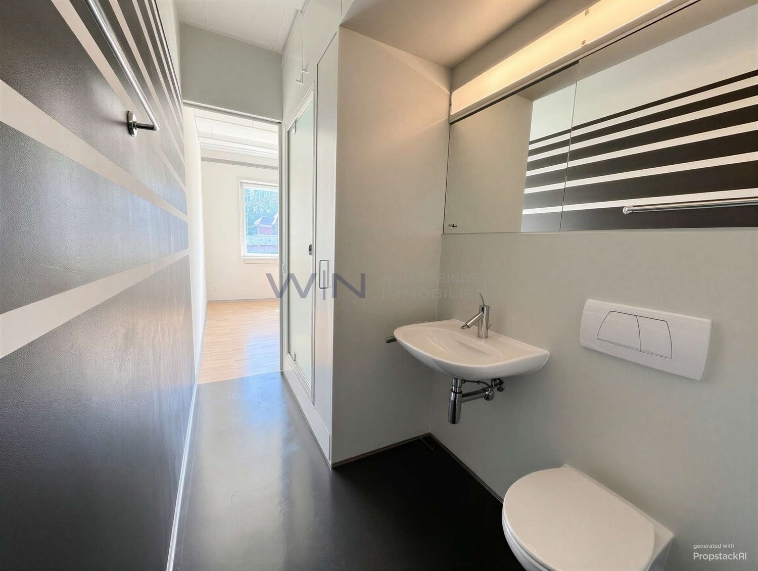 Charme industriel rencontre confort moderne à Winterthur   
  
FAITS WE   
\+ Emplacement attractif et calme pour vivre et travailler   
\+ Plan ouvert, escalier en colimaçon, beaucoup de lumière - idéal pour bureau, cabinet et home   
\+ Balcon pour respirer, 16 m2 de stockage/archives, place de pa