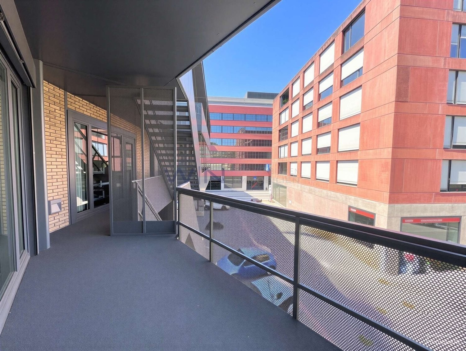 Charme industriel rencontre confort moderne à Winterthur   
  
FAITS WE   
\+ Emplacement attractif et calme pour vivre et travailler   
\+ Plan ouvert, escalier en colimaçon, beaucoup de lumière - idéal pour bureau, cabinet et home   
\+ Balcon pour respirer, 16 m2 de stockage/archives, place de pa