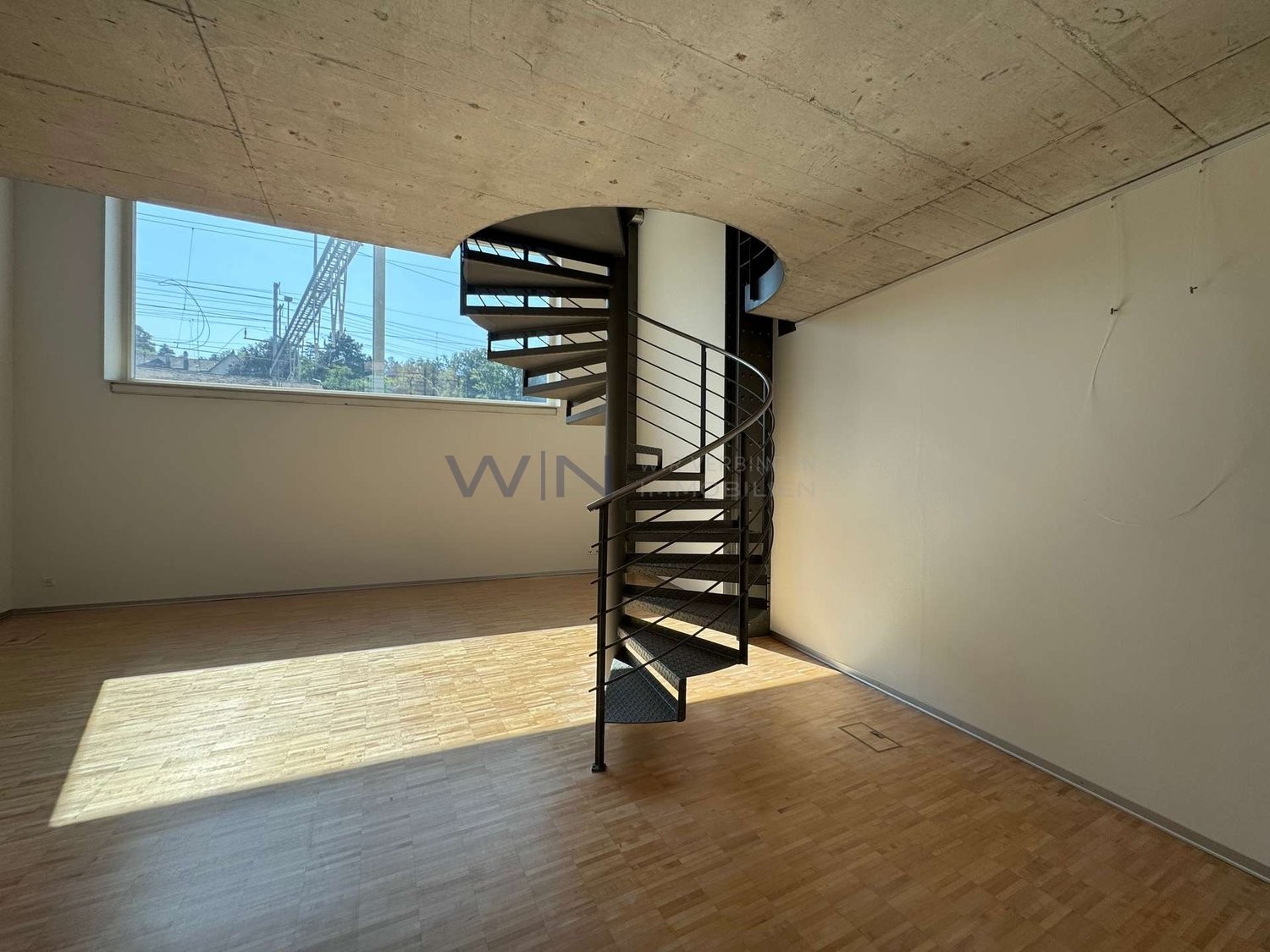 Charme industriel rencontre confort moderne à Winterthur   
  
FAITS WE   
\+ Emplacement attractif et calme pour vivre et travailler   
\+ Plan ouvert, escalier en colimaçon, beaucoup de lumière - idéal pour bureau, cabinet et home   
\+ Balcon pour respirer, 16 m2 de stockage/archives, place de pa