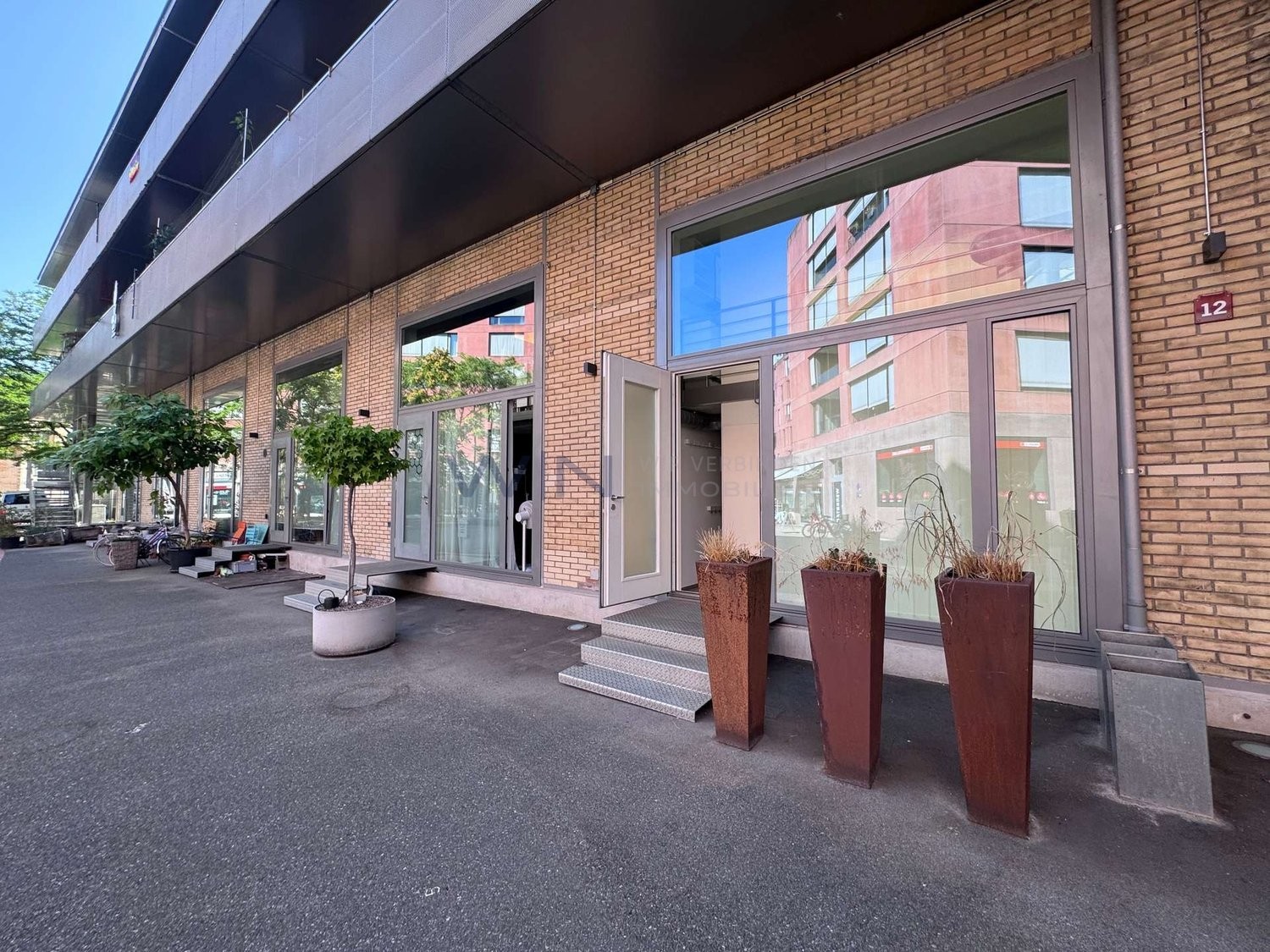 Charme industriel rencontre confort moderne à Winterthur   
  
FAITS WE   
\+ Emplacement attractif et calme pour vivre et travailler   
\+ Plan ouvert, escalier en colimaçon, beaucoup de lumière - idéal pour bureau, cabinet et home   
\+ Balcon pour respirer, 16 m2 de stockage/archives, place de pa