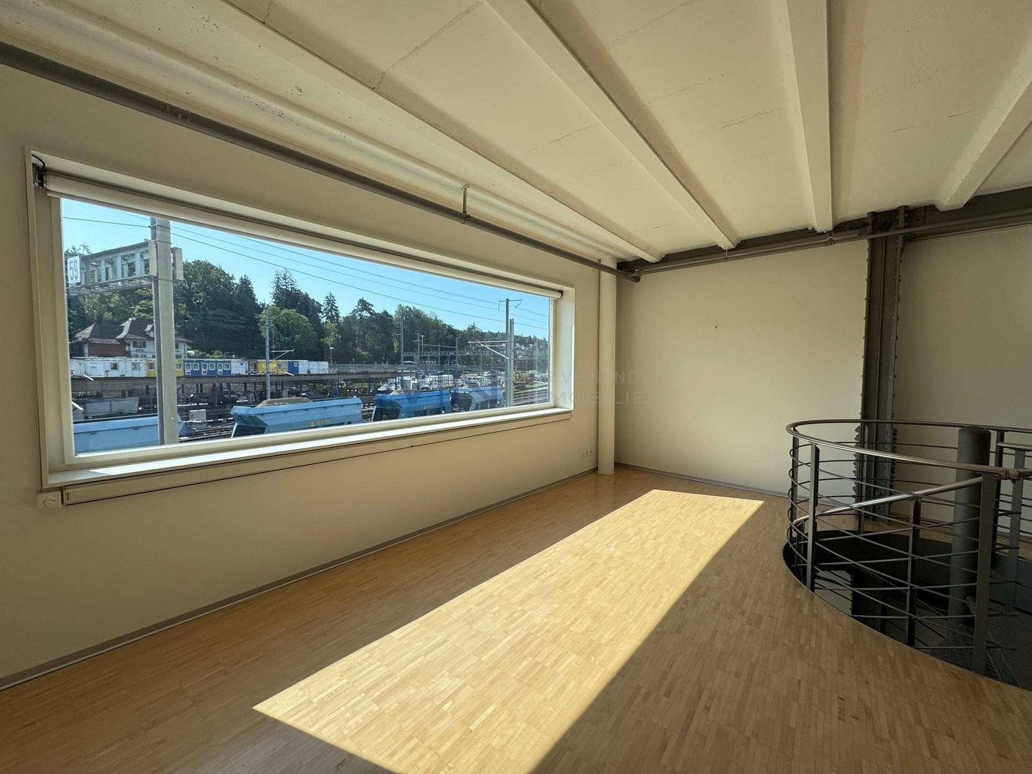 Charme industriel rencontre confort moderne à Winterthur   
  
FAITS WE   
\+ Emplacement attractif et calme pour vivre et travailler   
\+ Plan ouvert, escalier en colimaçon, beaucoup de lumière - idéal pour bureau, cabinet et home   
\+ Balcon pour respirer, 16 m2 de stockage/archives, place de pa