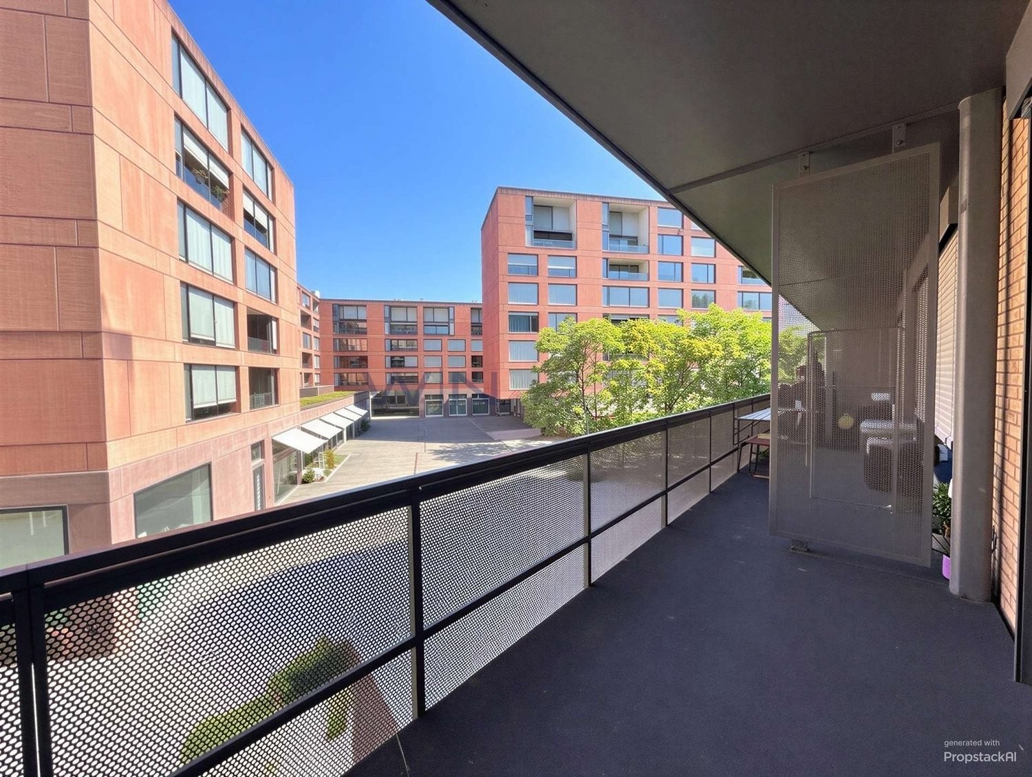Charme industriel rencontre confort moderne à Winterthur   
  
FAITS WE   
\+ Emplacement attractif et calme pour vivre et travailler   
\+ Plan ouvert, escalier en colimaçon, beaucoup de lumière - idéal pour bureau, cabinet et home   
\+ Balcon pour respirer, 16 m2 de stockage/archives, place de pa