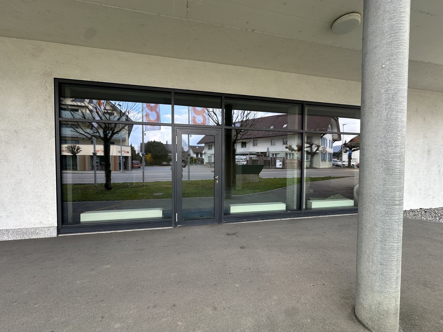 93m² shop