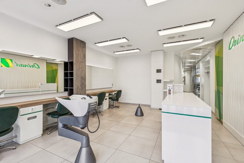 84m² commercial