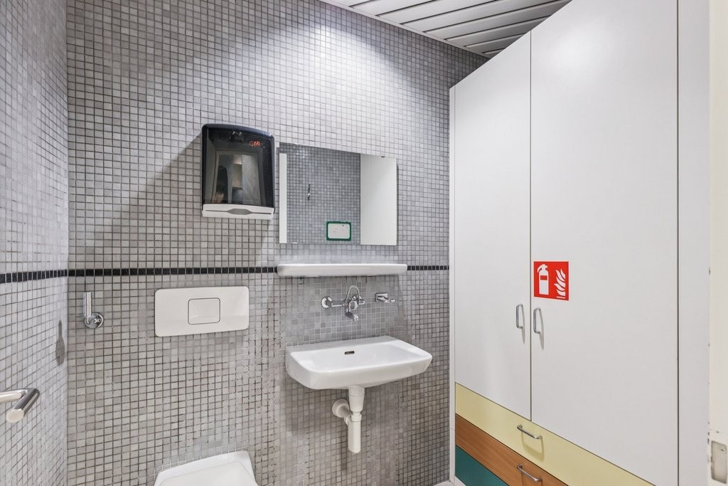 84m² commercial