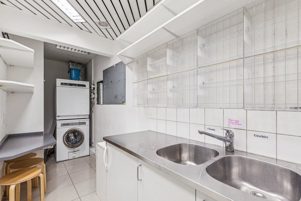 84m² commercial