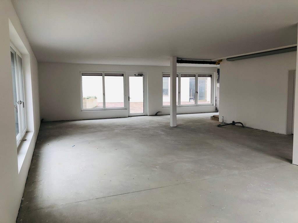 115m² shop
