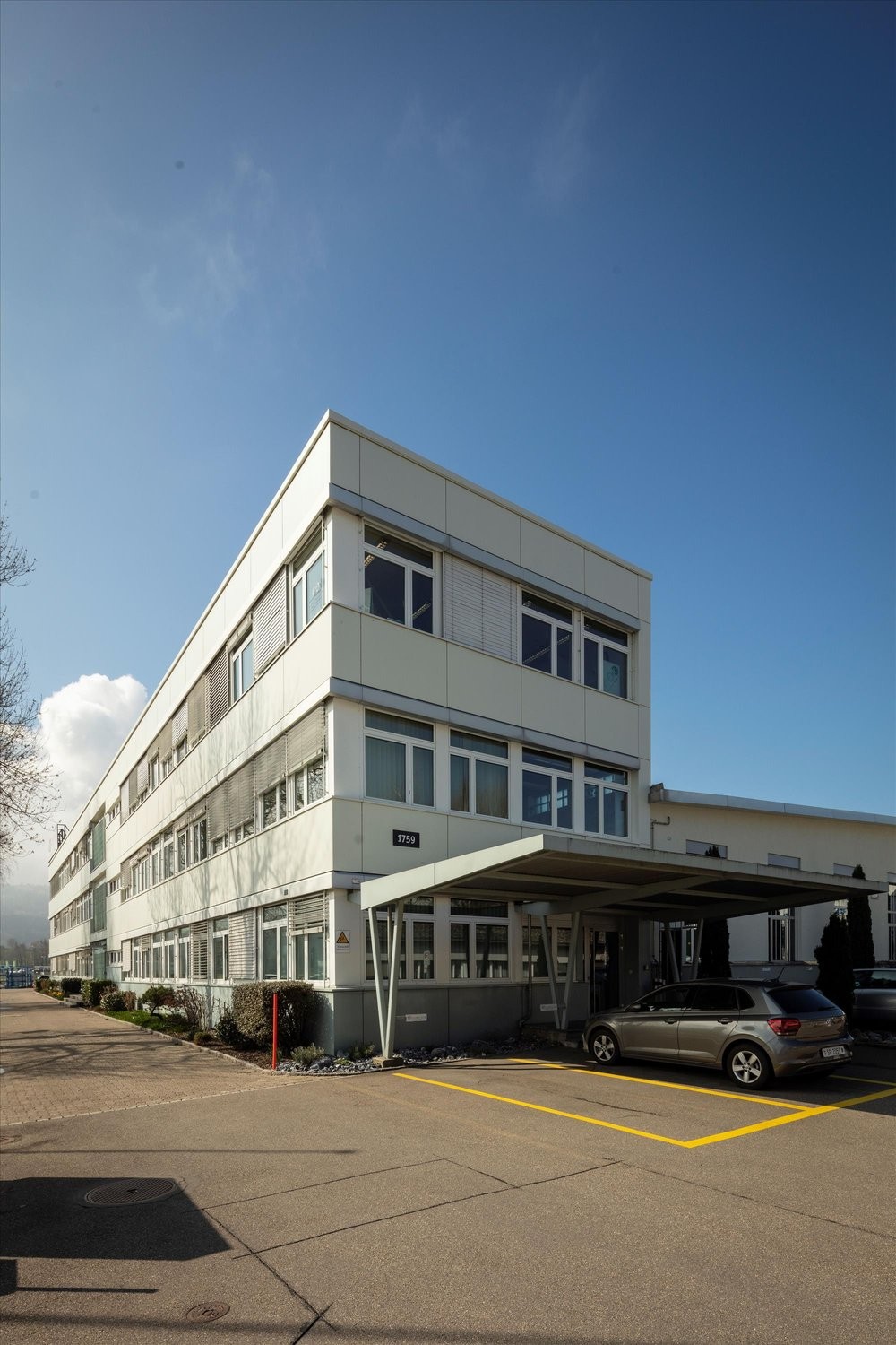 332m² office