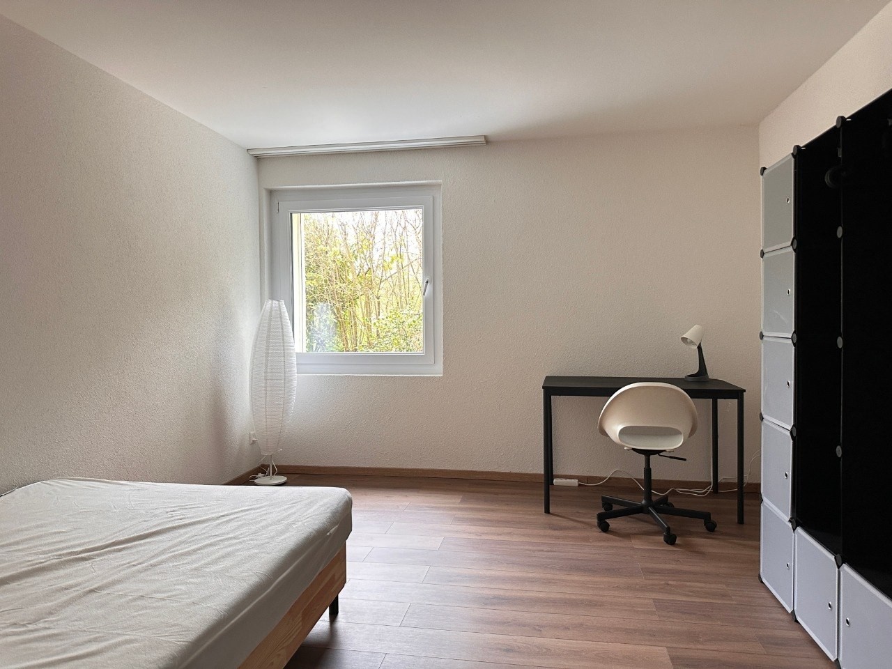 Zimmer in einer Wohngemeinschaft
Ich suche jemanden, der mein Zimmer in einer modernen, gepflegten Wohngemeinschaft in Witikon, Zürich, vom 1. November 2026 bis zum 31. März 2027 übernimmt. Du würdest die Wohnung mit zwei 25-jährigen Männern teilen.
Die Wohnung befindet sich in einem ruhigen Wohnv