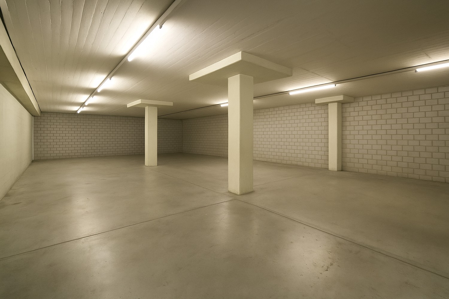 159m² storage room
